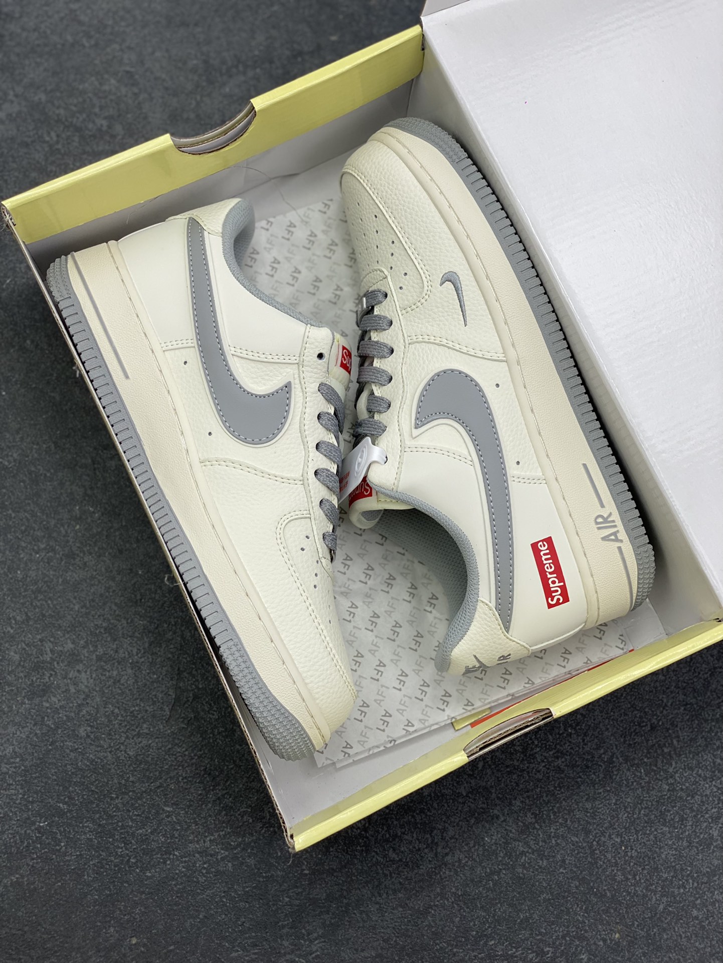 图片[9]-NIke Air Force 1 \’07 Low “Supreme联名——米灰满天星”空军一号 低帮 运动鞋 休闲鞋 折边针车 工艺难度大 原楦头原纸板 原装鞋盒 定制五金配件 内置全掌气垫 原厂鞋底 货号：JP8028-012 尺码：36 36.5 37.5 38 38.5 39 40 40.5 41 42 42.5 43 44 44.5 45-选品中心