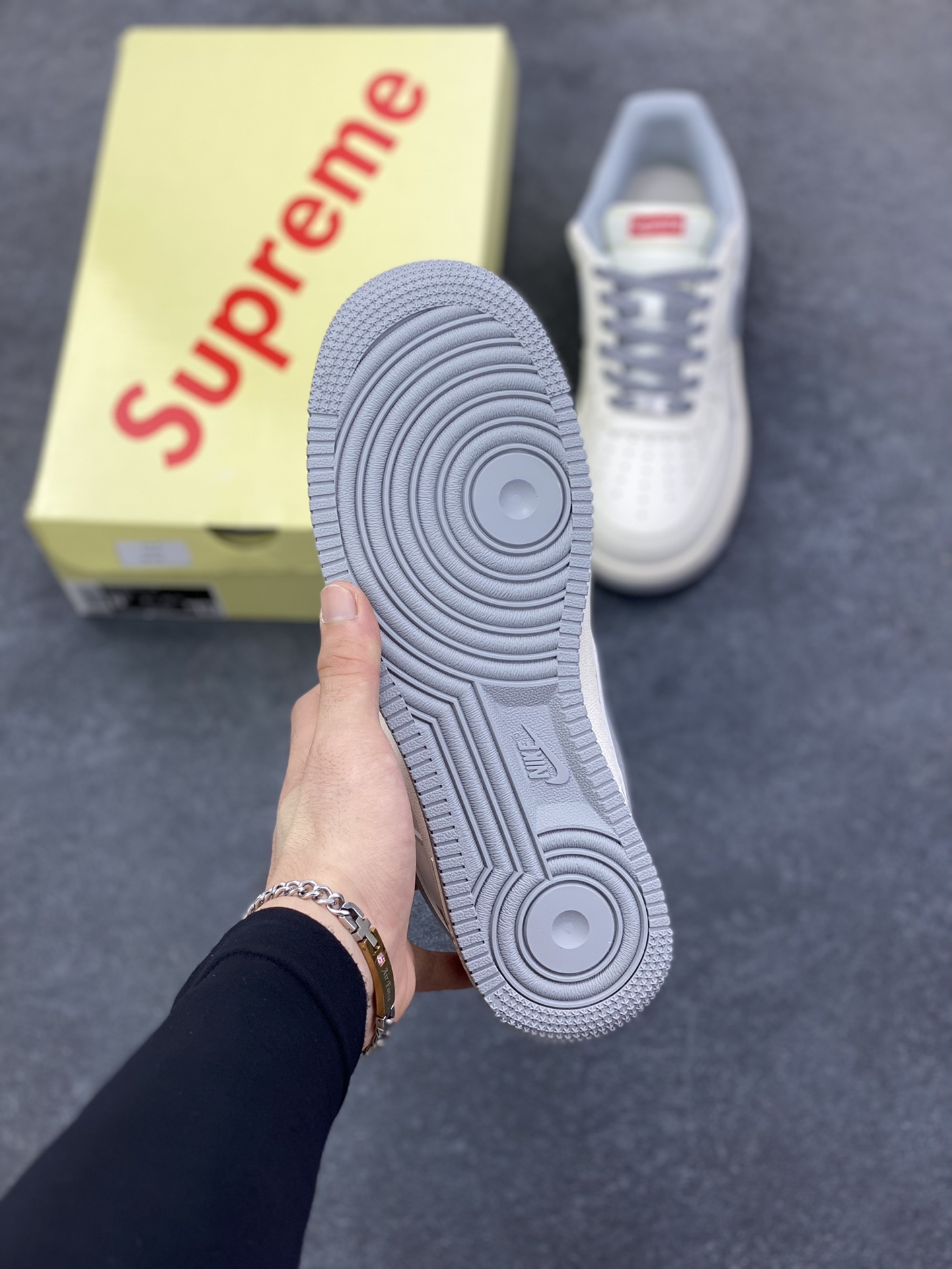 图片[5]-NIke Air Force 1 \’07 Low “Supreme联名——米灰满天星”空军一号 低帮 运动鞋 休闲鞋 折边针车 工艺难度大 原楦头原纸板 原装鞋盒 定制五金配件 内置全掌气垫 原厂鞋底 货号：JP8028-012 尺码：36 36.5 37.5 38 38.5 39 40 40.5 41 42 42.5 43 44 44.5 45-选品中心