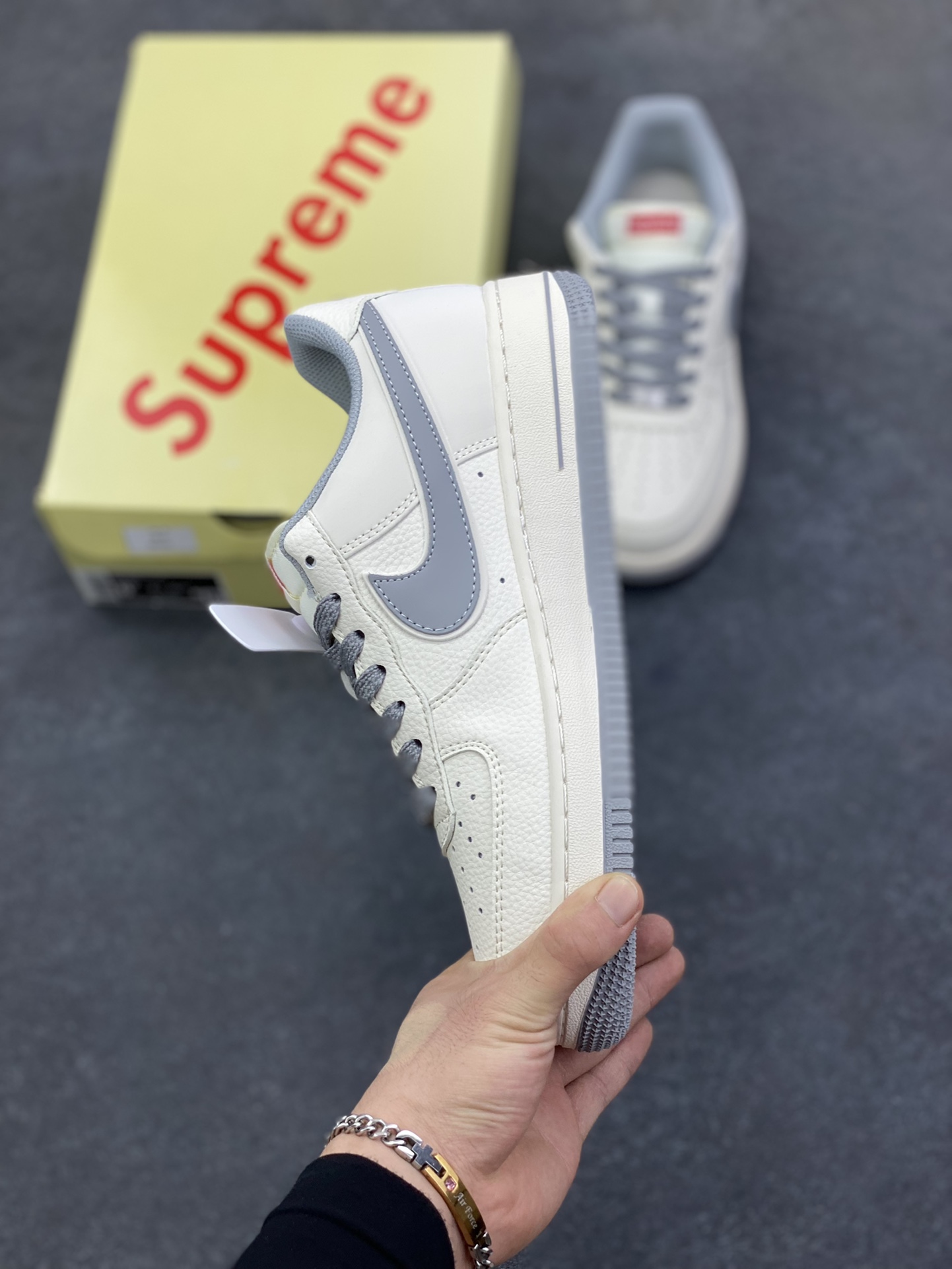 图片[3]-NIke Air Force 1 \’07 Low “Supreme联名——米灰满天星”空军一号 低帮 运动鞋 休闲鞋 折边针车 工艺难度大 原楦头原纸板 原装鞋盒 定制五金配件 内置全掌气垫 原厂鞋底 货号：JP8028-012 尺码：36 36.5 37.5 38 38.5 39 40 40.5 41 42 42.5 43 44 44.5 45-选品中心
