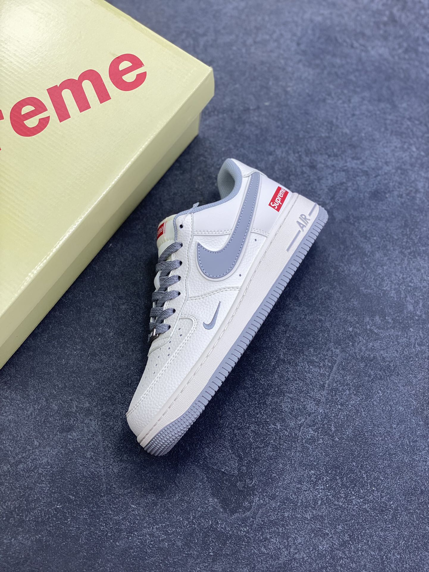 图片[7]-NIke Air Force 1 \’07 Low “Supreme联名——米灰满天星”空军一号 低帮 运动鞋 休闲鞋 折边针车 工艺难度大 原楦头原纸板 原装鞋盒 定制五金配件 内置全掌气垫 原厂鞋底 货号：JP8028-012 尺码：36 36.5 37.5 38 38.5 39 40 40.5 41 42 42.5 43 44 44.5 45-选品中心