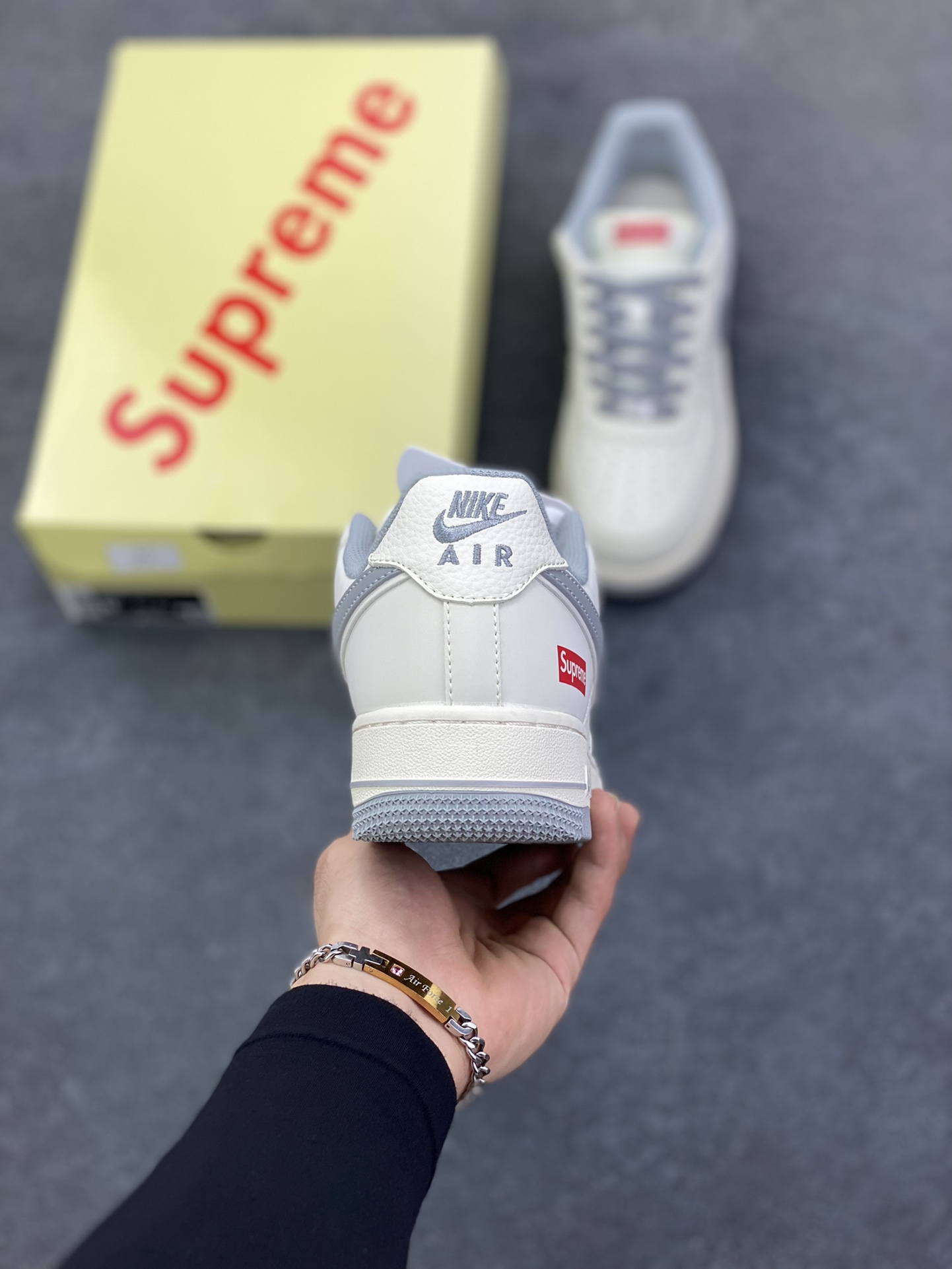 图片[4]-NIke Air Force 1 \’07 Low “Supreme联名——米灰满天星”空军一号 低帮 运动鞋 休闲鞋 折边针车 工艺难度大 原楦头原纸板 原装鞋盒 定制五金配件 内置全掌气垫 原厂鞋底 货号：JP8028-012 尺码：36 36.5 37.5 38 38.5 39 40 40.5 41 42 42.5 43 44 44.5 45-选品中心