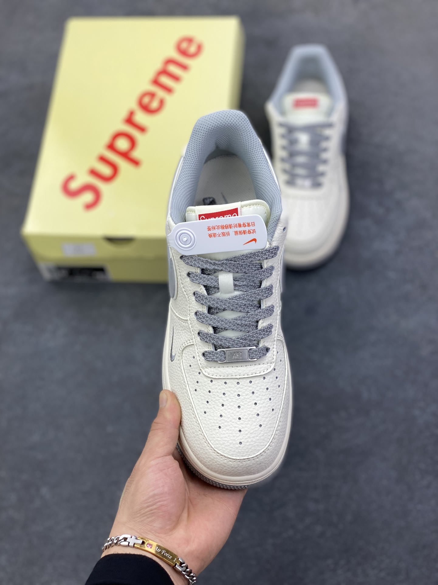 图片[2]-NIke Air Force 1 \’07 Low “Supreme联名——米灰满天星”空军一号 低帮 运动鞋 休闲鞋 折边针车 工艺难度大 原楦头原纸板 原装鞋盒 定制五金配件 内置全掌气垫 原厂鞋底 货号：JP8028-012 尺码：36 36.5 37.5 38 38.5 39 40 40.5 41 42 42.5 43 44 44.5 45-选品中心