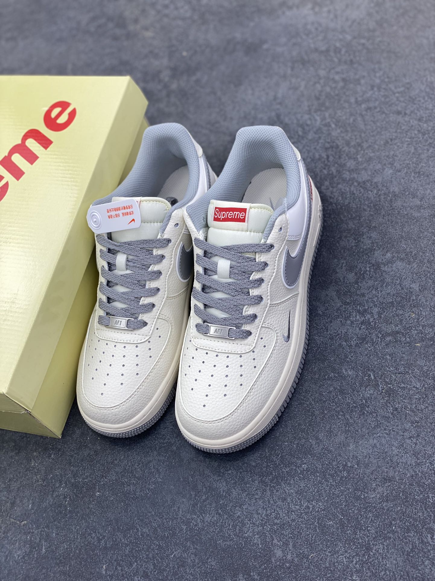 图片[8]-NIke Air Force 1 \’07 Low “Supreme联名——米灰满天星”空军一号 低帮 运动鞋 休闲鞋 折边针车 工艺难度大 原楦头原纸板 原装鞋盒 定制五金配件 内置全掌气垫 原厂鞋底 货号：JP8028-012 尺码：36 36.5 37.5 38 38.5 39 40 40.5 41 42 42.5 43 44 44.5 45-选品中心