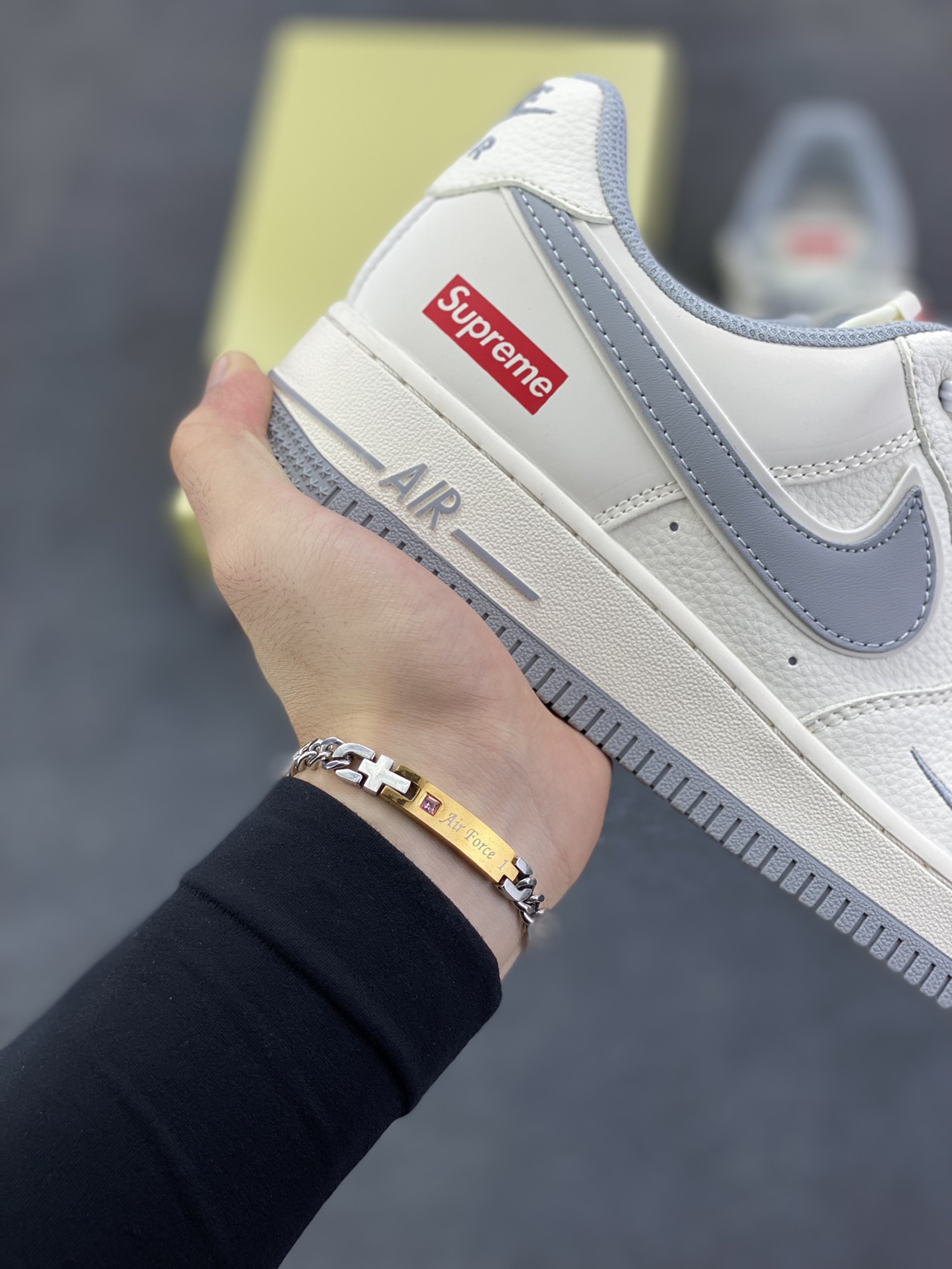 图片[6]-NIke Air Force 1 \’07 Low “Supreme联名——米灰满天星”空军一号 低帮 运动鞋 休闲鞋 折边针车 工艺难度大 原楦头原纸板 原装鞋盒 定制五金配件 内置全掌气垫 原厂鞋底 货号：JP8028-012 尺码：36 36.5 37.5 38 38.5 39 40 40.5 41 42 42.5 43 44 44.5 45-选品中心