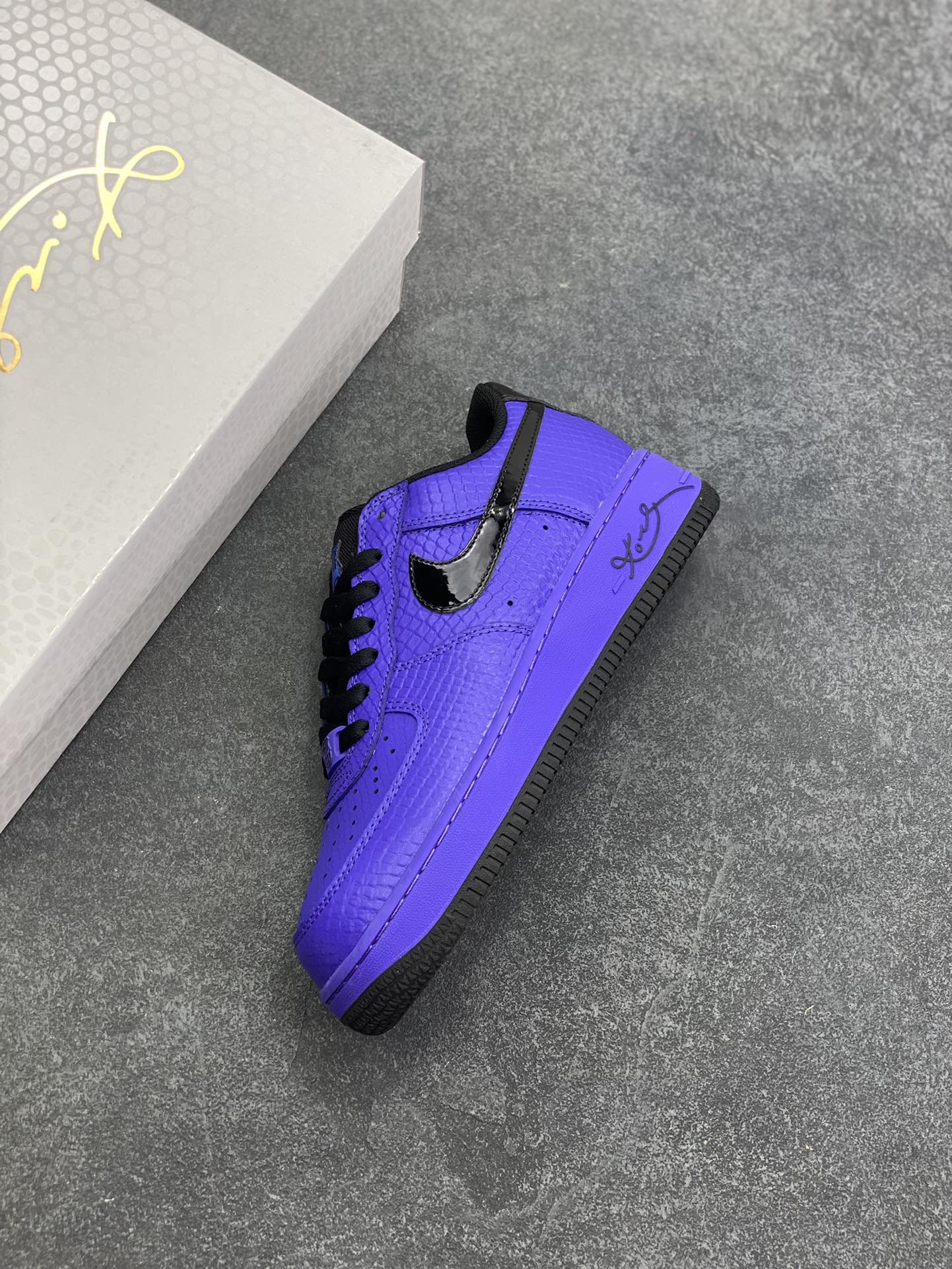 图片[7]-Nike Air Force 1 Low 科比 空军一号低帮运动休闲板鞋 原楦头原纸板 打造纯正空军版型 专注外贸渠道 全掌内置蜂窝气垫 原盒配件 原厂中底钢印、拉帮完美 货号：II7062-500 尺码：36 36.5 37.5 38 38.5 39 40 40.5 41 42 42.5 43 44 44.5 45-选品中心