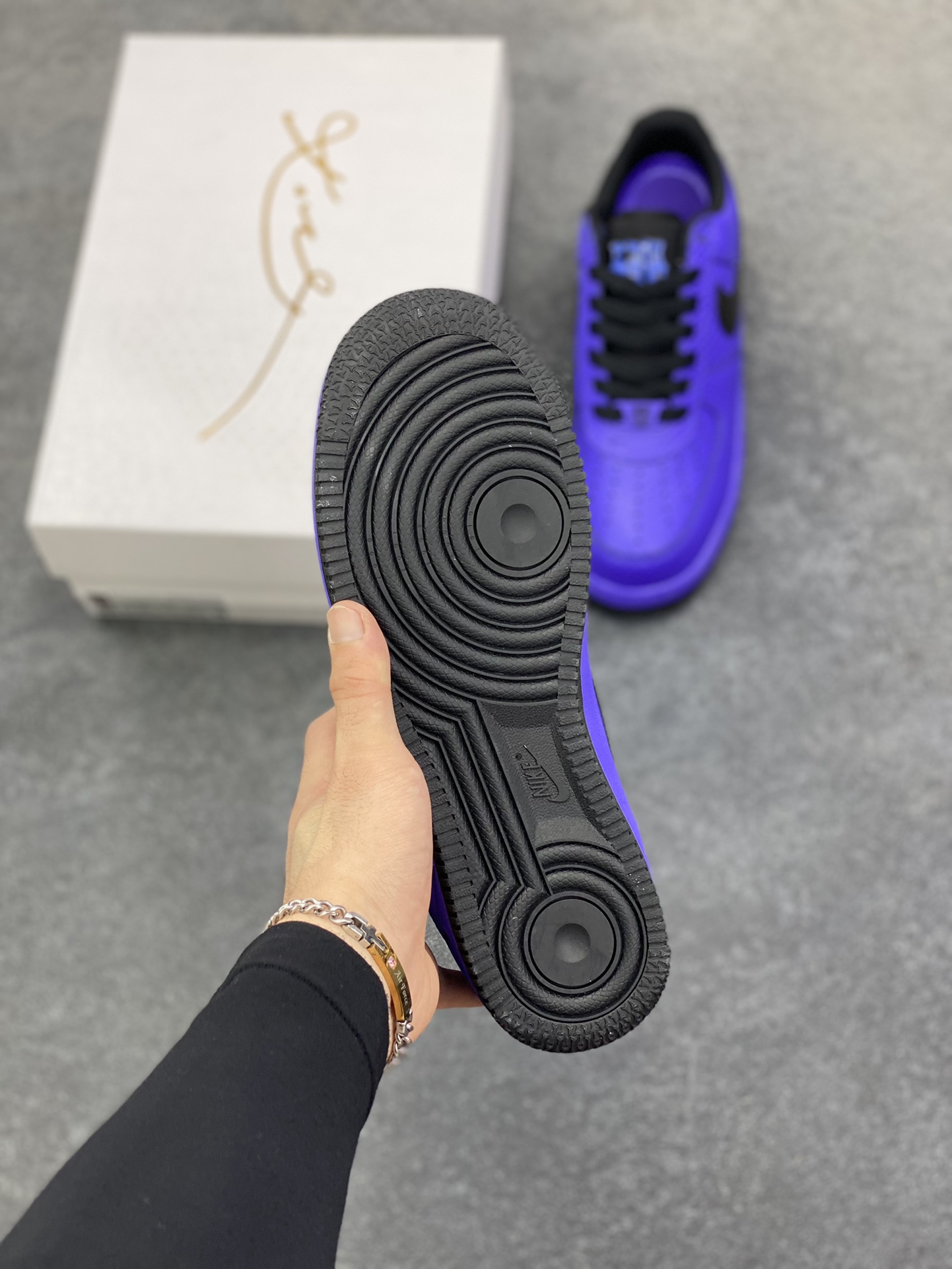 图片[5]-Nike Air Force 1 Low 科比 空军一号低帮运动休闲板鞋 原楦头原纸板 打造纯正空军版型 专注外贸渠道 全掌内置蜂窝气垫 原盒配件 原厂中底钢印、拉帮完美 货号：II7062-500 尺码：36 36.5 37.5 38 38.5 39 40 40.5 41 42 42.5 43 44 44.5 45-选品中心