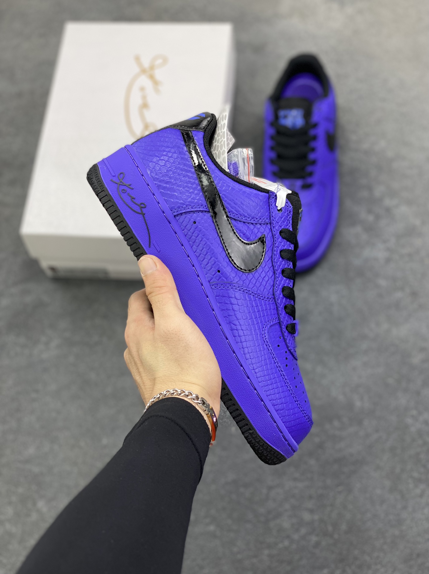 Nike Air Force 1 Low 科比 空军一号低帮运动休闲板鞋 原楦头原纸板 打造纯正空军版型 专注外贸渠道 全掌内置蜂窝气垫 原盒配件 原厂中底钢印、拉帮完美 货号：II7062-500 尺码：36 36.5 37.5 38 38.5 39 40 40.5 41 42 42.5 43 44 44.5 45-选品中心