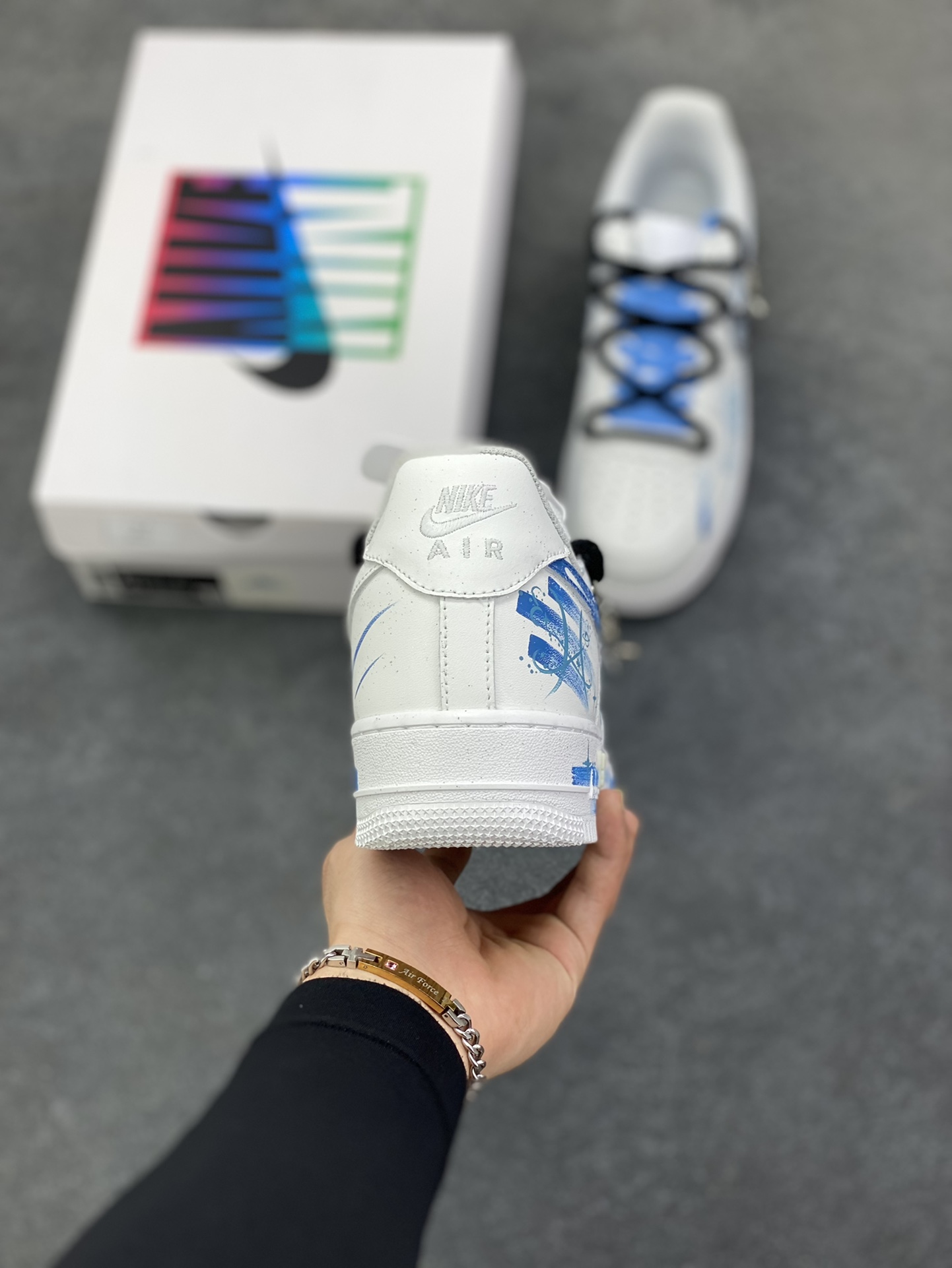 图片[4]-手绘涂鸦“双鱼座”十二星座系列 Nike Air Force 1 “Pisces”空军一号定制板鞋 以梦幻蓝白为主色调，将双鱼座元素融入手绘涂鸦，鞋身似洒满星辰的海面，灵动飘逸。经典 Swoosh 与星座符号巧妙结合，搭配精致挂饰，细节处尽显浪漫巧思。作为定制款，它不仅是潮流穿搭利器，更如为双鱼打造的专属星海，承载着对星座文化的独特诠释，让每一步都似在星海中漫游，休闲又充满梦幻氛围 货号：星座219-320 尺码：36 36.5 37.5 38 38.5 39 40 40.5 41 42 42.5 43 44 44.5 45\”},\”album\”：{\”isShowCart\”：false,\”isShowTips\”：false,\”isTourist\”：false,\”isWatermark\”：true,\”myCommidityCount\”：38379,\”online\”：true,\”userType\”：\”b-选品中心
