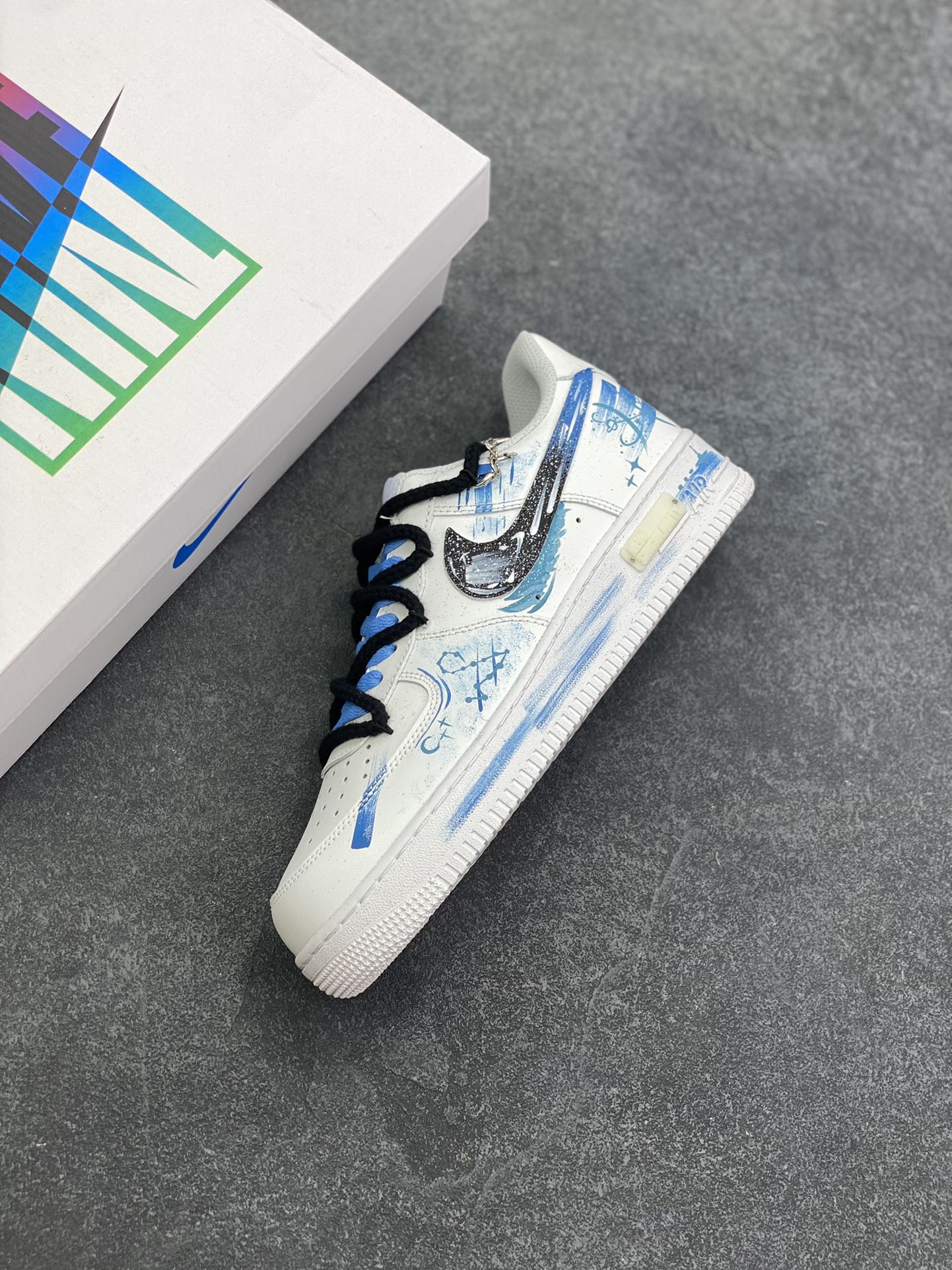 图片[7]-手绘涂鸦“双鱼座”十二星座系列 Nike Air Force 1 “Pisces”空军一号定制板鞋 以梦幻蓝白为主色调，将双鱼座元素融入手绘涂鸦，鞋身似洒满星辰的海面，灵动飘逸。经典 Swoosh 与星座符号巧妙结合，搭配精致挂饰，细节处尽显浪漫巧思。作为定制款，它不仅是潮流穿搭利器，更如为双鱼打造的专属星海，承载着对星座文化的独特诠释，让每一步都似在星海中漫游，休闲又充满梦幻氛围 货号：星座219-320 尺码：36 36.5 37.5 38 38.5 39 40 40.5 41 42 42.5 43 44 44.5 45\”},\”album\”：{\”isShowCart\”：false,\”isShowTips\”：false,\”isTourist\”：false,\”isWatermark\”：true,\”myCommidityCount\”：38379,\”online\”：true,\”userType\”：\”b-选品中心