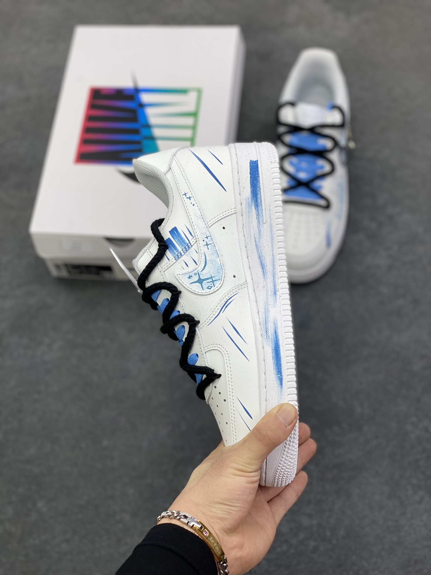 图片[3]-手绘涂鸦“双鱼座”十二星座系列 Nike Air Force 1 “Pisces”空军一号定制板鞋 以梦幻蓝白为主色调，将双鱼座元素融入手绘涂鸦，鞋身似洒满星辰的海面，灵动飘逸。经典 Swoosh 与星座符号巧妙结合，搭配精致挂饰，细节处尽显浪漫巧思。作为定制款，它不仅是潮流穿搭利器，更如为双鱼打造的专属星海，承载着对星座文化的独特诠释，让每一步都似在星海中漫游，休闲又充满梦幻氛围 货号：星座219-320 尺码：36 36.5 37.5 38 38.5 39 40 40.5 41 42 42.5 43 44 44.5 45\”},\”album\”：{\”isShowCart\”：false,\”isShowTips\”：false,\”isTourist\”：false,\”isWatermark\”：true,\”myCommidityCount\”：38379,\”online\”：true,\”userType\”：\”b-选品中心
