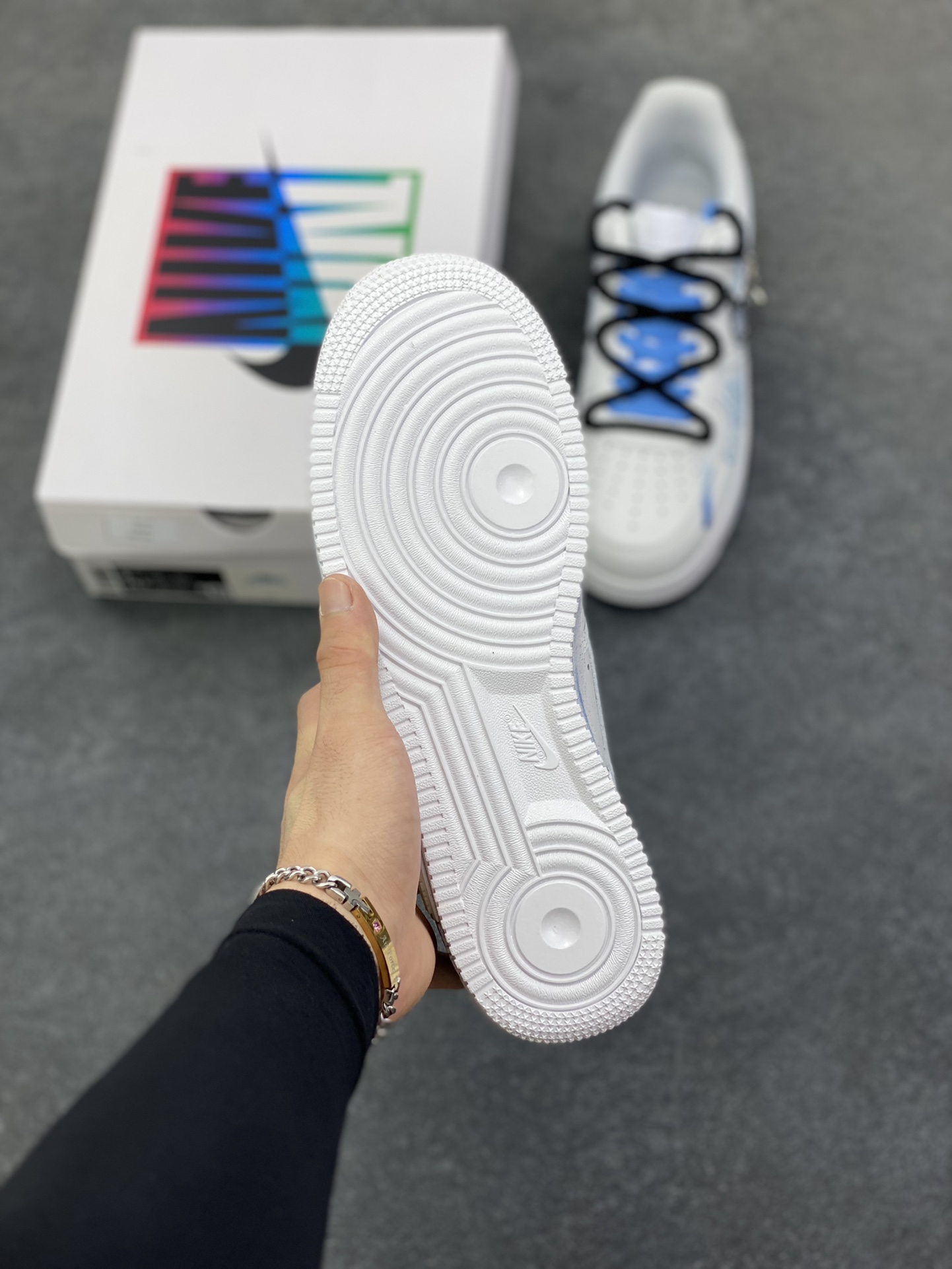 图片[5]-手绘涂鸦“双鱼座”十二星座系列 Nike Air Force 1 “Pisces”空军一号定制板鞋 以梦幻蓝白为主色调，将双鱼座元素融入手绘涂鸦，鞋身似洒满星辰的海面，灵动飘逸。经典 Swoosh 与星座符号巧妙结合，搭配精致挂饰，细节处尽显浪漫巧思。作为定制款，它不仅是潮流穿搭利器，更如为双鱼打造的专属星海，承载着对星座文化的独特诠释，让每一步都似在星海中漫游，休闲又充满梦幻氛围 货号：星座219-320 尺码：36 36.5 37.5 38 38.5 39 40 40.5 41 42 42.5 43 44 44.5 45\”},\”album\”：{\”isShowCart\”：false,\”isShowTips\”：false,\”isTourist\”：false,\”isWatermark\”：true,\”myCommidityCount\”：38379,\”online\”：true,\”userType\”：\”b-选品中心