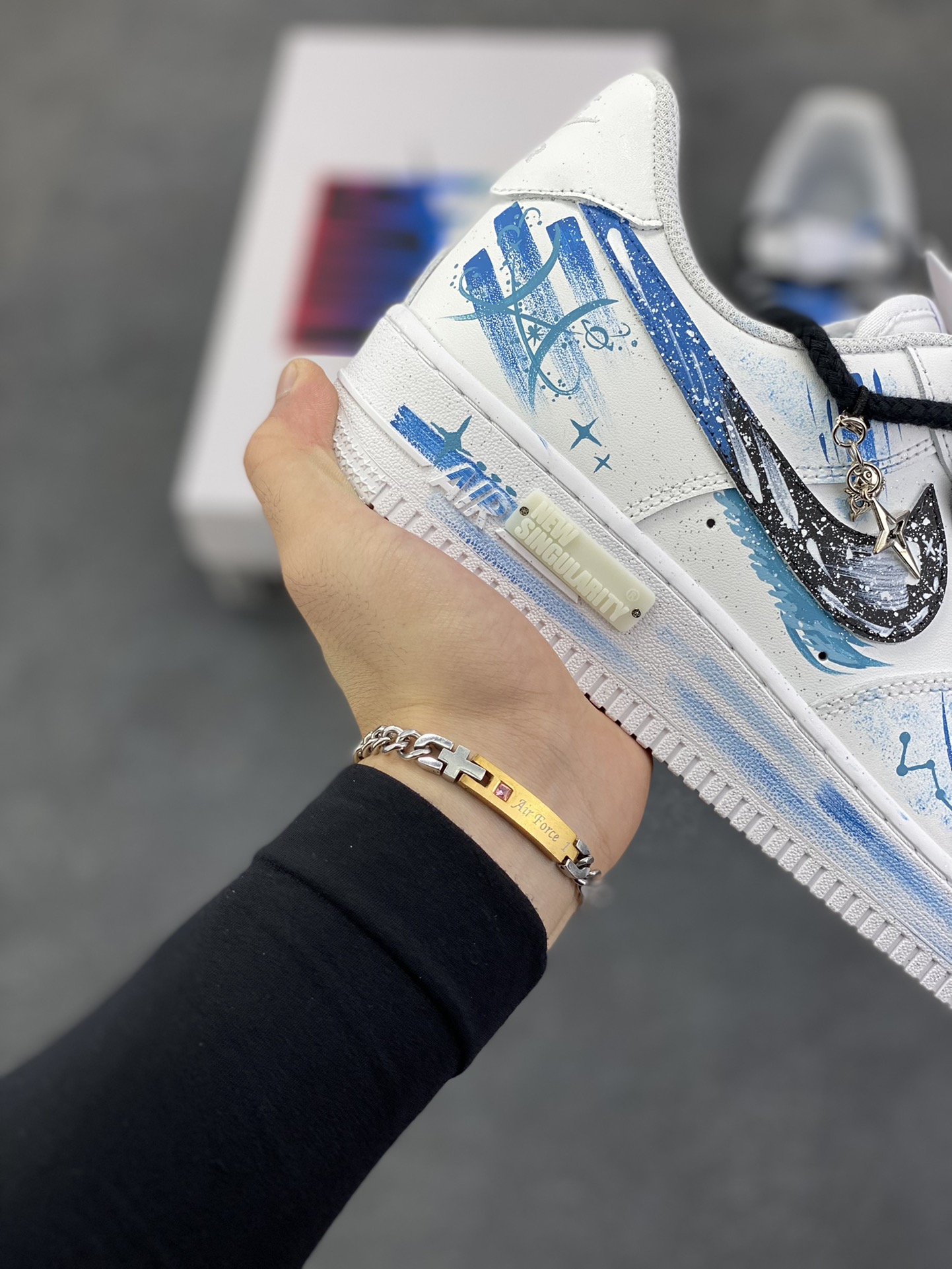 图片[6]-手绘涂鸦“双鱼座”十二星座系列 Nike Air Force 1 “Pisces”空军一号定制板鞋 以梦幻蓝白为主色调，将双鱼座元素融入手绘涂鸦，鞋身似洒满星辰的海面，灵动飘逸。经典 Swoosh 与星座符号巧妙结合，搭配精致挂饰，细节处尽显浪漫巧思。作为定制款，它不仅是潮流穿搭利器，更如为双鱼打造的专属星海，承载着对星座文化的独特诠释，让每一步都似在星海中漫游，休闲又充满梦幻氛围 货号：星座219-320 尺码：36 36.5 37.5 38 38.5 39 40 40.5 41 42 42.5 43 44 44.5 45\”},\”album\”：{\”isShowCart\”：false,\”isShowTips\”：false,\”isTourist\”：false,\”isWatermark\”：true,\”myCommidityCount\”：38379,\”online\”：true,\”userType\”：\”b-选品中心