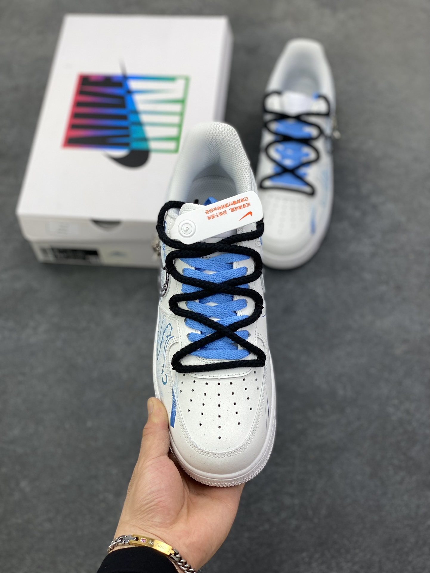 图片[2]-手绘涂鸦“双鱼座”十二星座系列 Nike Air Force 1 “Pisces”空军一号定制板鞋 以梦幻蓝白为主色调，将双鱼座元素融入手绘涂鸦，鞋身似洒满星辰的海面，灵动飘逸。经典 Swoosh 与星座符号巧妙结合，搭配精致挂饰，细节处尽显浪漫巧思。作为定制款，它不仅是潮流穿搭利器，更如为双鱼打造的专属星海，承载着对星座文化的独特诠释，让每一步都似在星海中漫游，休闲又充满梦幻氛围 货号：星座219-320 尺码：36 36.5 37.5 38 38.5 39 40 40.5 41 42 42.5 43 44 44.5 45\”},\”album\”：{\”isShowCart\”：false,\”isShowTips\”：false,\”isTourist\”：false,\”isWatermark\”：true,\”myCommidityCount\”：38379,\”online\”：true,\”userType\”：\”b-选品中心