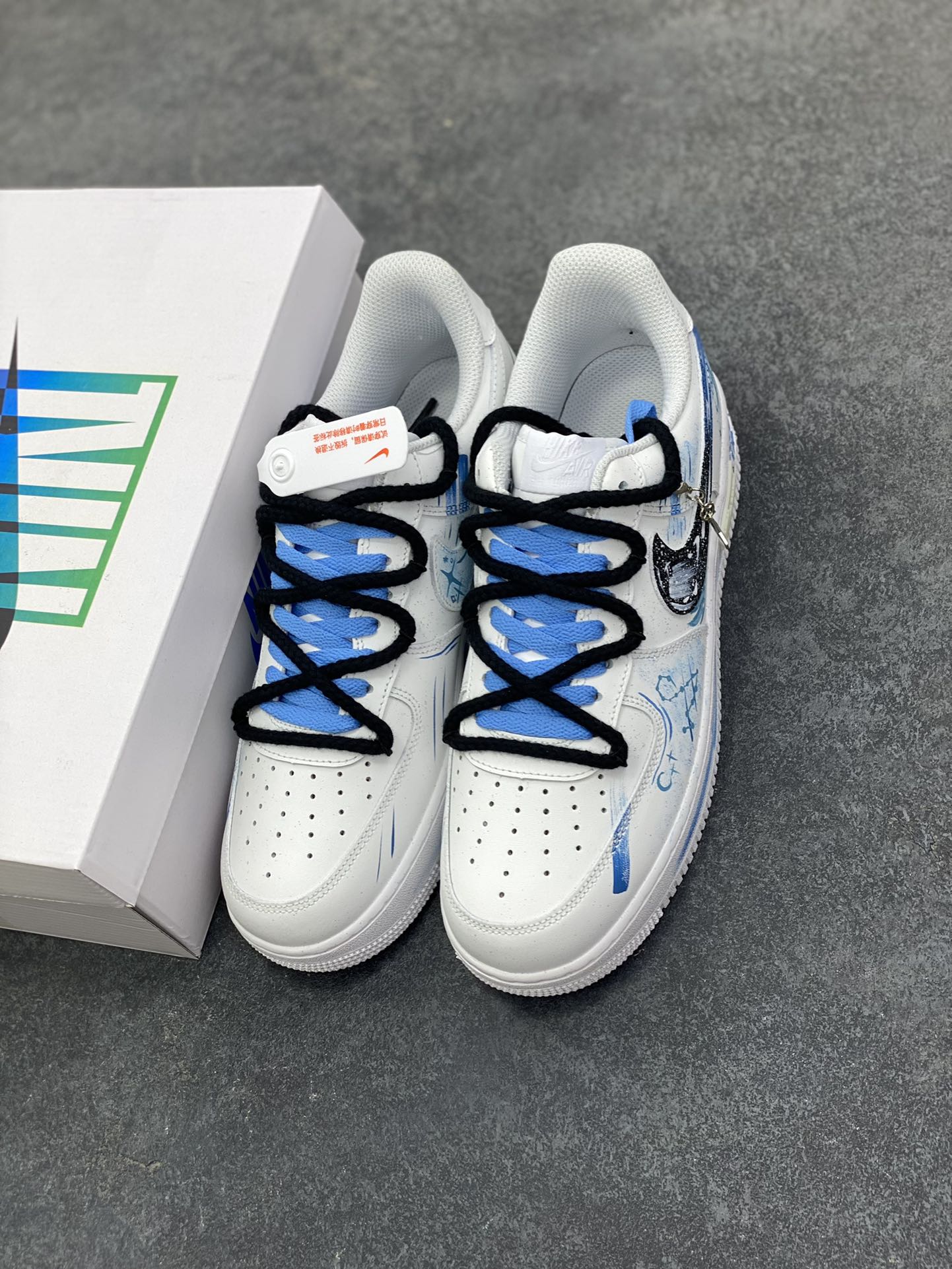 图片[8]-手绘涂鸦“双鱼座”十二星座系列 Nike Air Force 1 “Pisces”空军一号定制板鞋 以梦幻蓝白为主色调，将双鱼座元素融入手绘涂鸦，鞋身似洒满星辰的海面，灵动飘逸。经典 Swoosh 与星座符号巧妙结合，搭配精致挂饰，细节处尽显浪漫巧思。作为定制款，它不仅是潮流穿搭利器，更如为双鱼打造的专属星海，承载着对星座文化的独特诠释，让每一步都似在星海中漫游，休闲又充满梦幻氛围 货号：星座219-320 尺码：36 36.5 37.5 38 38.5 39 40 40.5 41 42 42.5 43 44 44.5 45\”},\”album\”：{\”isShowCart\”：false,\”isShowTips\”：false,\”isTourist\”：false,\”isWatermark\”：true,\”myCommidityCount\”：38379,\”online\”：true,\”userType\”：\”b-选品中心