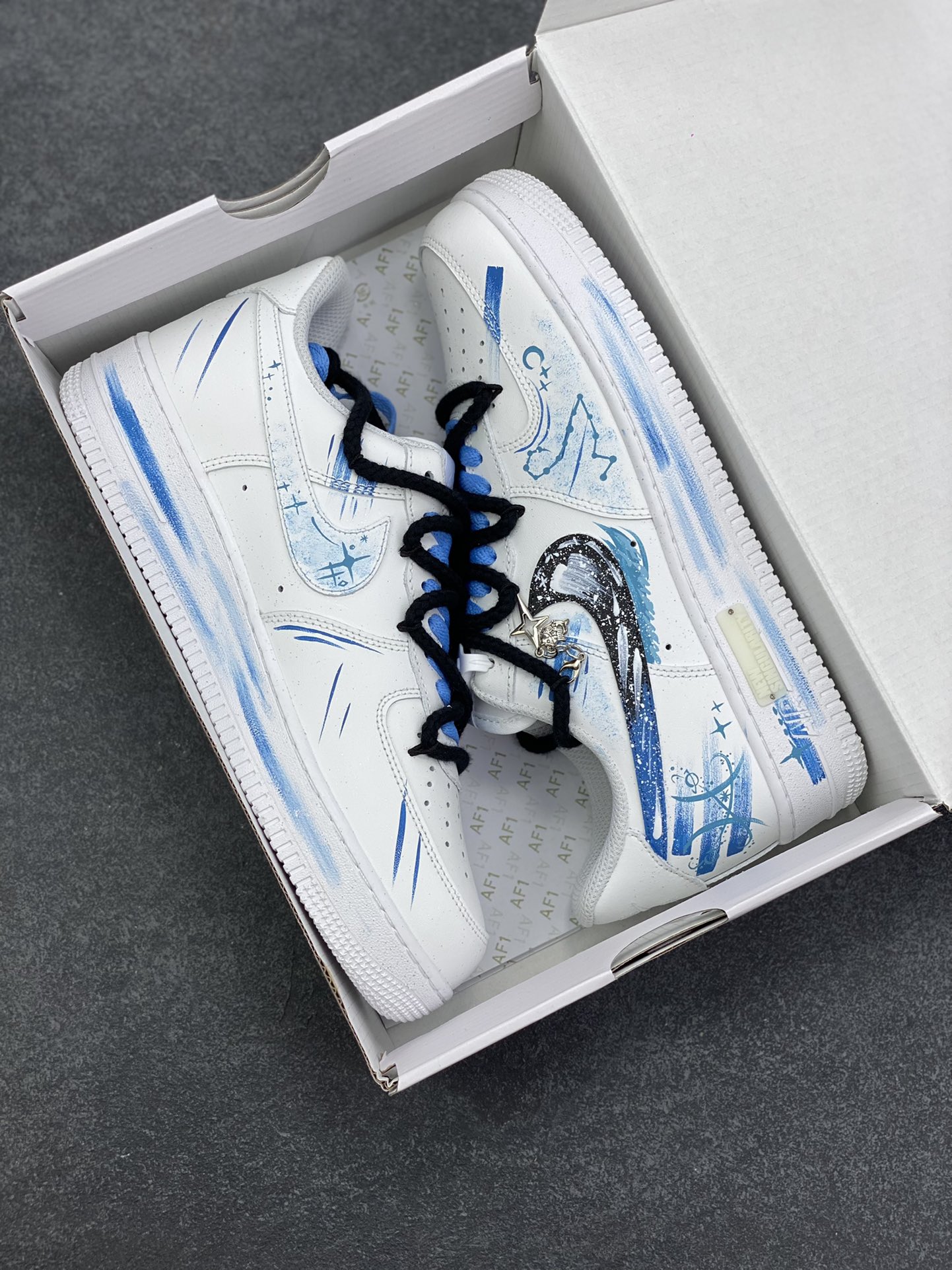 图片[9]-手绘涂鸦“双鱼座”十二星座系列 Nike Air Force 1 “Pisces”空军一号定制板鞋 以梦幻蓝白为主色调，将双鱼座元素融入手绘涂鸦，鞋身似洒满星辰的海面，灵动飘逸。经典 Swoosh 与星座符号巧妙结合，搭配精致挂饰，细节处尽显浪漫巧思。作为定制款，它不仅是潮流穿搭利器，更如为双鱼打造的专属星海，承载着对星座文化的独特诠释，让每一步都似在星海中漫游，休闲又充满梦幻氛围 货号：星座219-320 尺码：36 36.5 37.5 38 38.5 39 40 40.5 41 42 42.5 43 44 44.5 45\”},\”album\”：{\”isShowCart\”：false,\”isShowTips\”：false,\”isTourist\”：false,\”isWatermark\”：true,\”myCommidityCount\”：38379,\”online\”：true,\”userType\”：\”b-选品中心