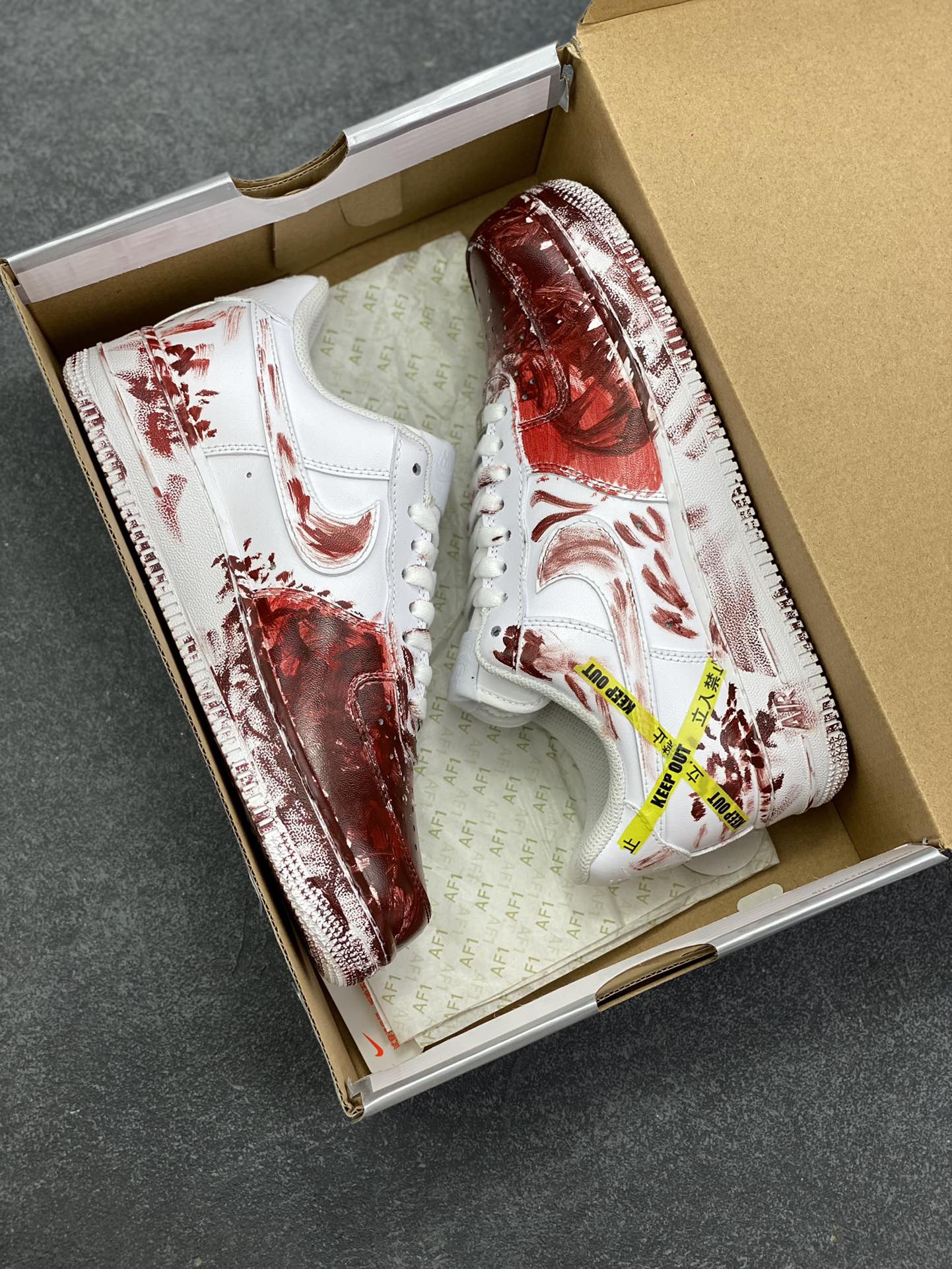 图片[9]-【定制球鞋】纯手工绘画Nike Air Force 1 空军一号 手绘 潮流前线 施工现场 警戒线 油漆鞋 涂鸦 小众百搭 复古时尚耐磨 低帮 板鞋 男女同款 白黑色折边针车 工艺难度大 原楦头原纸板 原装鞋盒 定制五金配件 内置全掌气垫 原厂鞋底 货号：CW2288-111 尺码：36 36.5 37.5 38 38.5 39 40 40.5 41 42 42.5 43 44 44.5 45-选品中心