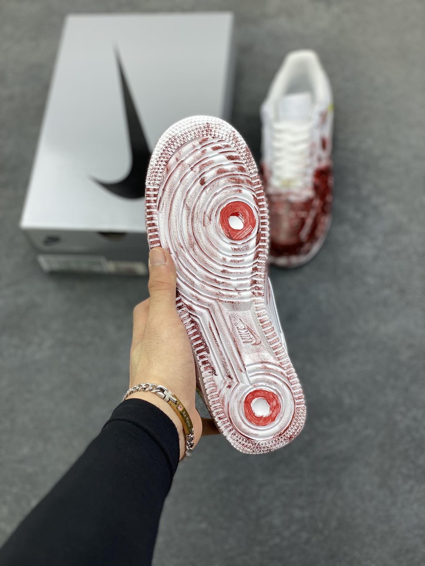 图片[5]-【定制球鞋】纯手工绘画Nike Air Force 1 空军一号 手绘 潮流前线 施工现场 警戒线 油漆鞋 涂鸦 小众百搭 复古时尚耐磨 低帮 板鞋 男女同款 白黑色折边针车 工艺难度大 原楦头原纸板 原装鞋盒 定制五金配件 内置全掌气垫 原厂鞋底 货号：CW2288-111 尺码：36 36.5 37.5 38 38.5 39 40 40.5 41 42 42.5 43 44 44.5 45-选品中心