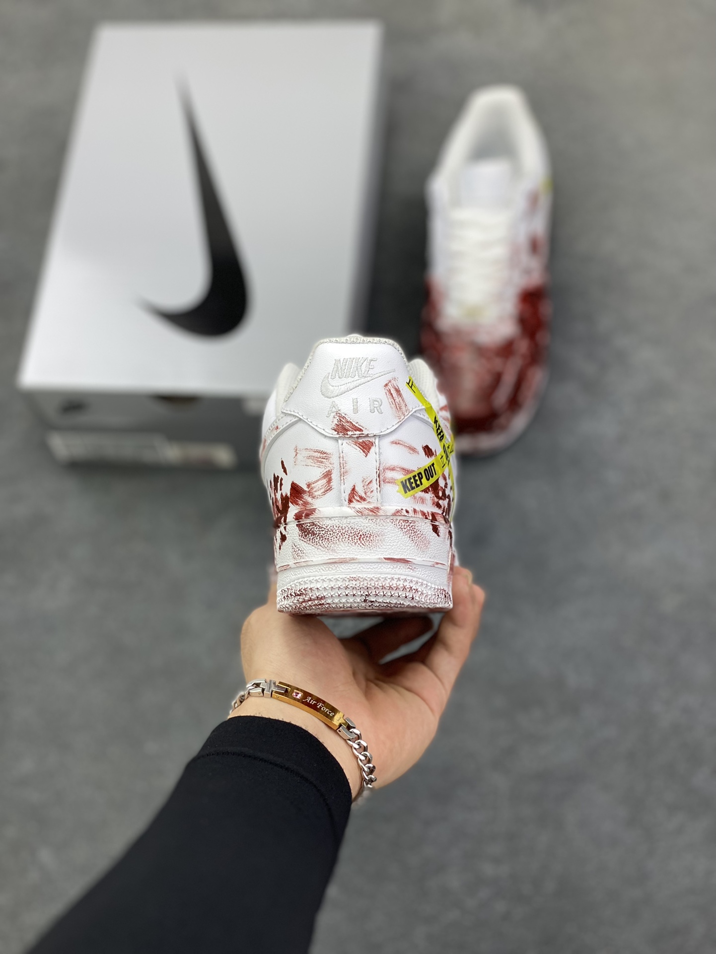 图片[4]-【定制球鞋】纯手工绘画Nike Air Force 1 空军一号 手绘 潮流前线 施工现场 警戒线 油漆鞋 涂鸦 小众百搭 复古时尚耐磨 低帮 板鞋 男女同款 白黑色折边针车 工艺难度大 原楦头原纸板 原装鞋盒 定制五金配件 内置全掌气垫 原厂鞋底 货号：CW2288-111 尺码：36 36.5 37.5 38 38.5 39 40 40.5 41 42 42.5 43 44 44.5 45-选品中心