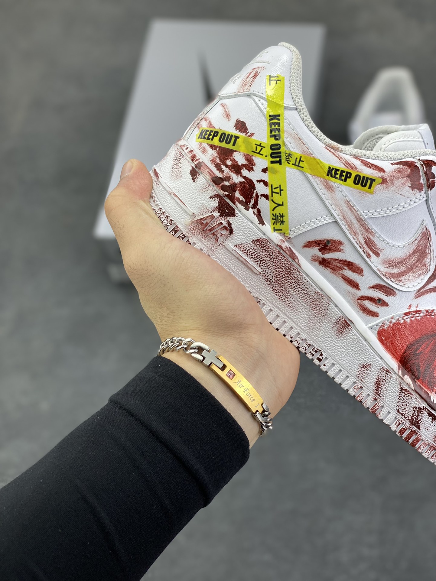 图片[6]-【定制球鞋】纯手工绘画Nike Air Force 1 空军一号 手绘 潮流前线 施工现场 警戒线 油漆鞋 涂鸦 小众百搭 复古时尚耐磨 低帮 板鞋 男女同款 白黑色折边针车 工艺难度大 原楦头原纸板 原装鞋盒 定制五金配件 内置全掌气垫 原厂鞋底 货号：CW2288-111 尺码：36 36.5 37.5 38 38.5 39 40 40.5 41 42 42.5 43 44 44.5 45-选品中心