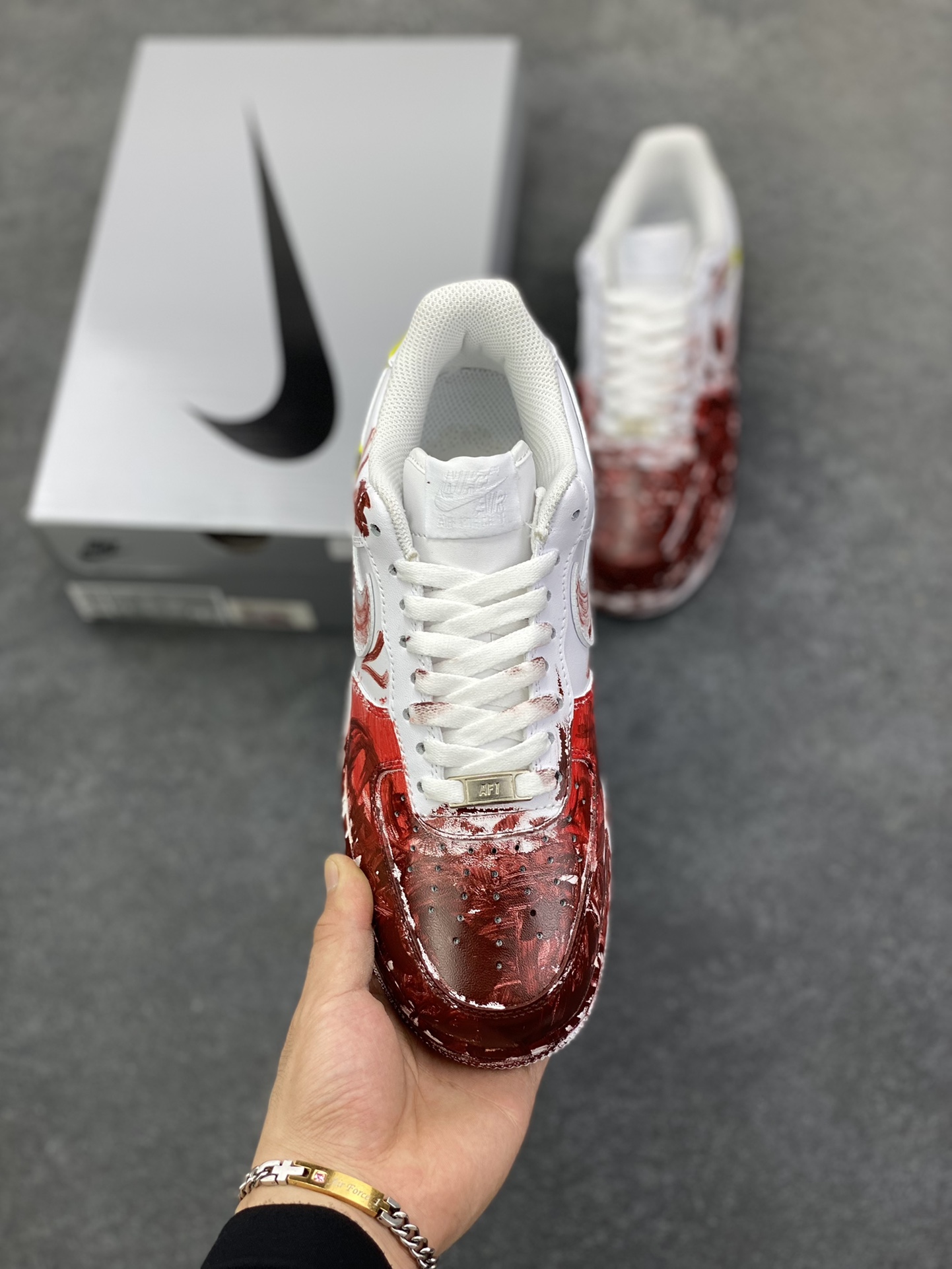 图片[2]-【定制球鞋】纯手工绘画Nike Air Force 1 空军一号 手绘 潮流前线 施工现场 警戒线 油漆鞋 涂鸦 小众百搭 复古时尚耐磨 低帮 板鞋 男女同款 白黑色折边针车 工艺难度大 原楦头原纸板 原装鞋盒 定制五金配件 内置全掌气垫 原厂鞋底 货号：CW2288-111 尺码：36 36.5 37.5 38 38.5 39 40 40.5 41 42 42.5 43 44 44.5 45-选品中心
