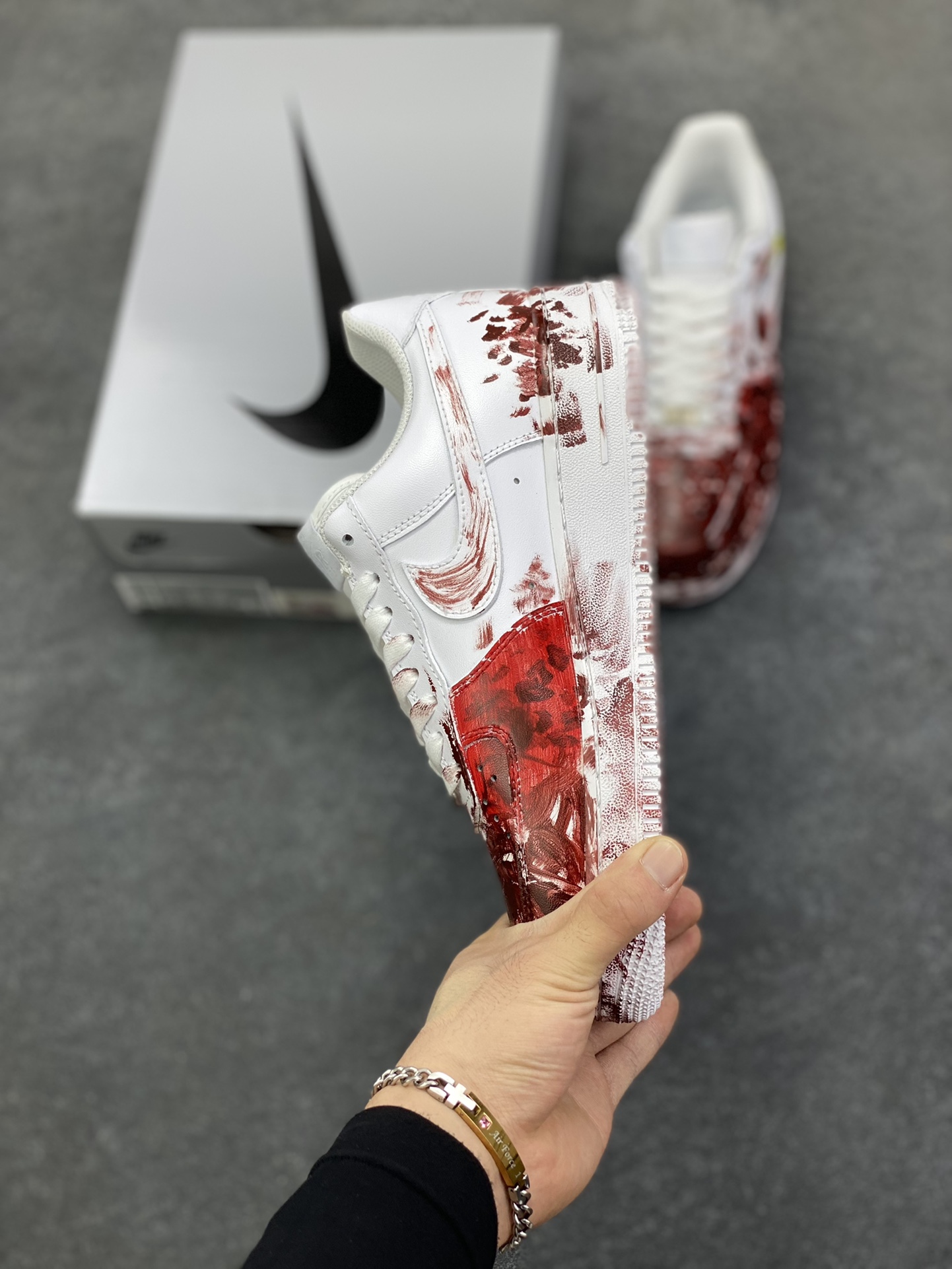 图片[3]-【定制球鞋】纯手工绘画Nike Air Force 1 空军一号 手绘 潮流前线 施工现场 警戒线 油漆鞋 涂鸦 小众百搭 复古时尚耐磨 低帮 板鞋 男女同款 白黑色折边针车 工艺难度大 原楦头原纸板 原装鞋盒 定制五金配件 内置全掌气垫 原厂鞋底 货号：CW2288-111 尺码：36 36.5 37.5 38 38.5 39 40 40.5 41 42 42.5 43 44 44.5 45-选品中心