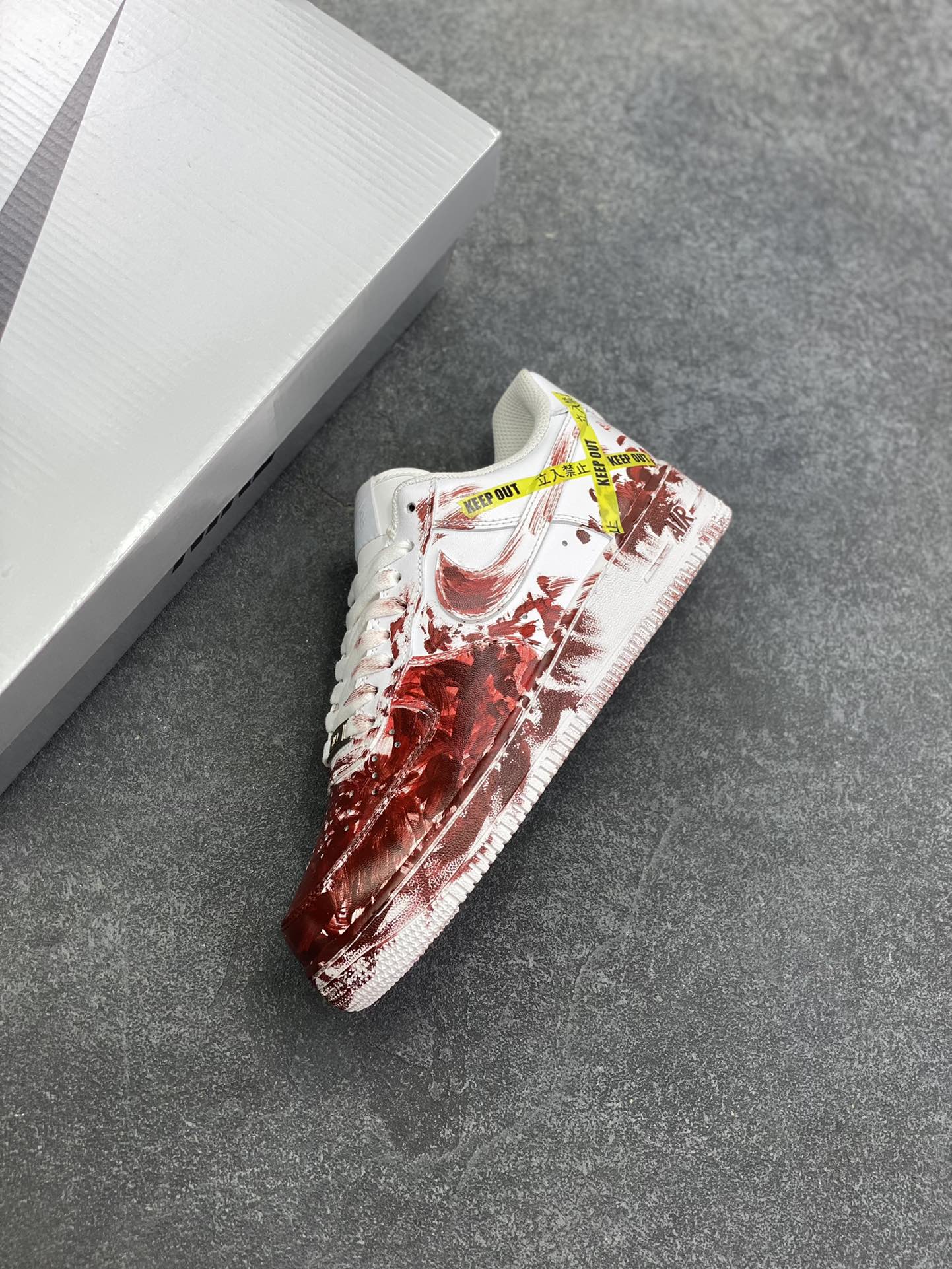 图片[7]-【定制球鞋】纯手工绘画Nike Air Force 1 空军一号 手绘 潮流前线 施工现场 警戒线 油漆鞋 涂鸦 小众百搭 复古时尚耐磨 低帮 板鞋 男女同款 白黑色折边针车 工艺难度大 原楦头原纸板 原装鞋盒 定制五金配件 内置全掌气垫 原厂鞋底 货号：CW2288-111 尺码：36 36.5 37.5 38 38.5 39 40 40.5 41 42 42.5 43 44 44.5 45-选品中心