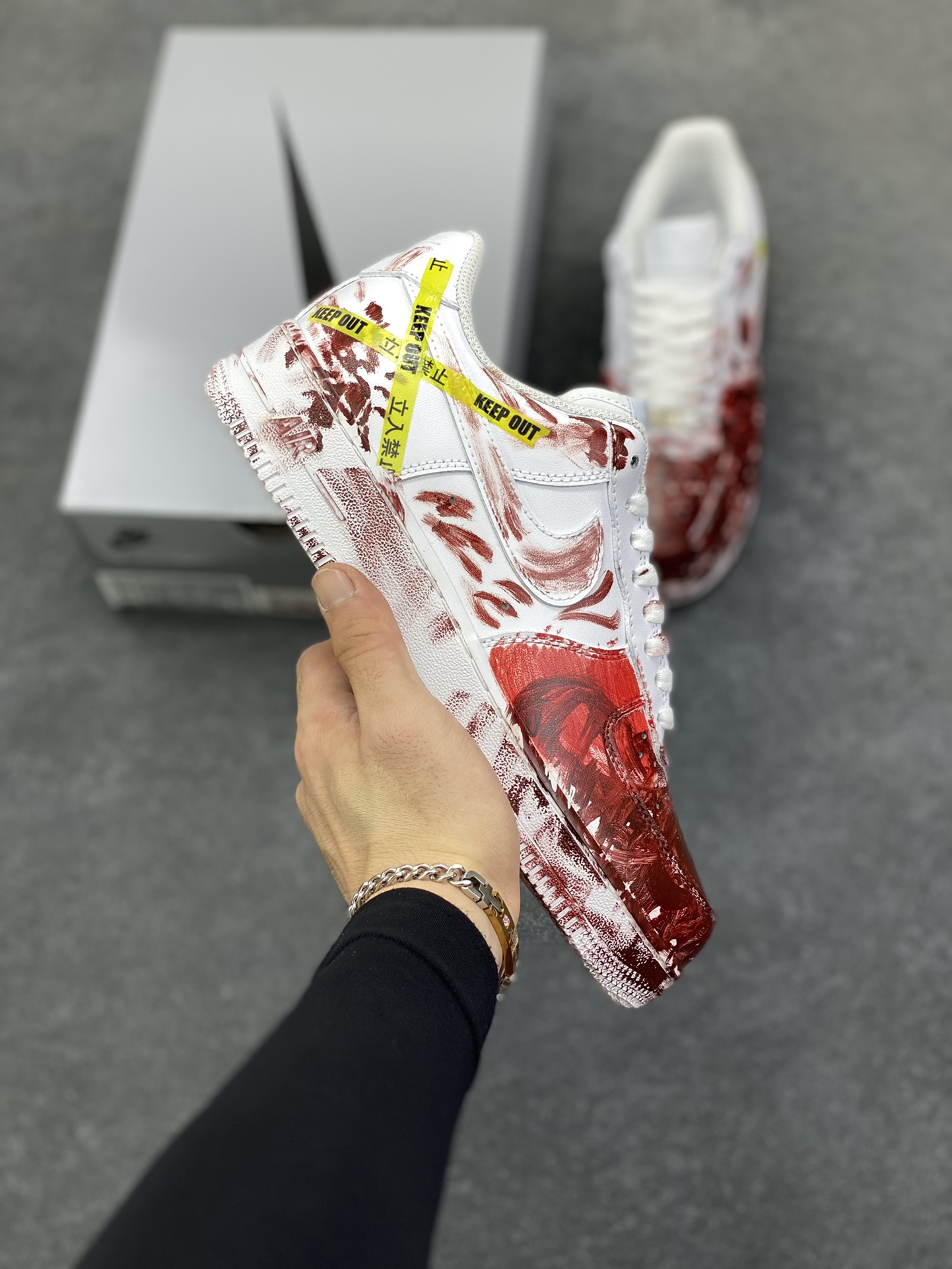 【定制球鞋】纯手工绘画Nike Air Force 1 空军一号 手绘 潮流前线 施工现场 警戒线 油漆鞋 涂鸦 小众百搭 复古时尚耐磨 低帮 板鞋 男女同款 白黑色折边针车 工艺难度大 原楦头原纸板 原装鞋盒 定制五金配件 内置全掌气垫 原厂鞋底 货号：CW2288-111 尺码：36 36.5 37.5 38 38.5 39 40 40.5 41 42 42.5 43 44 44.5 45-选品中心
