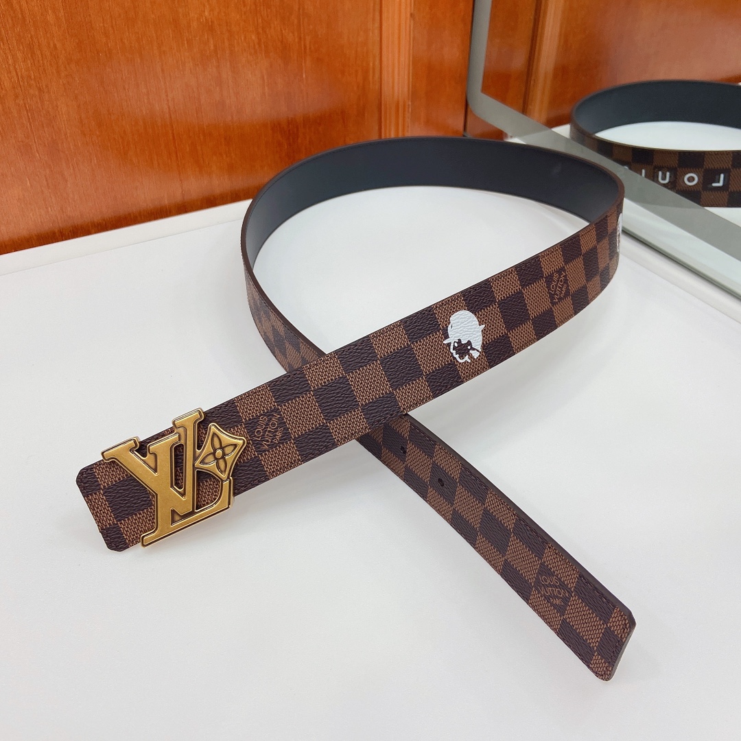 当季新款，4.0宽咖格印白字母/小人头，配黑色进口小牛皮，搭配精品扣头 做工精细，细节看图，，官网同步，