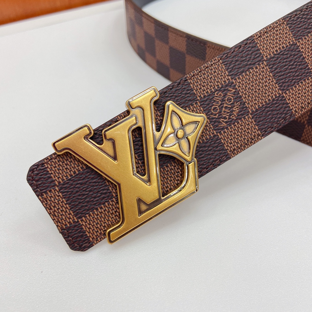 当季新款，4.0宽咖格印白字母/小人头，配黑色进口小牛皮，搭配精品扣头 做工精细，细节看图，，官网同步，