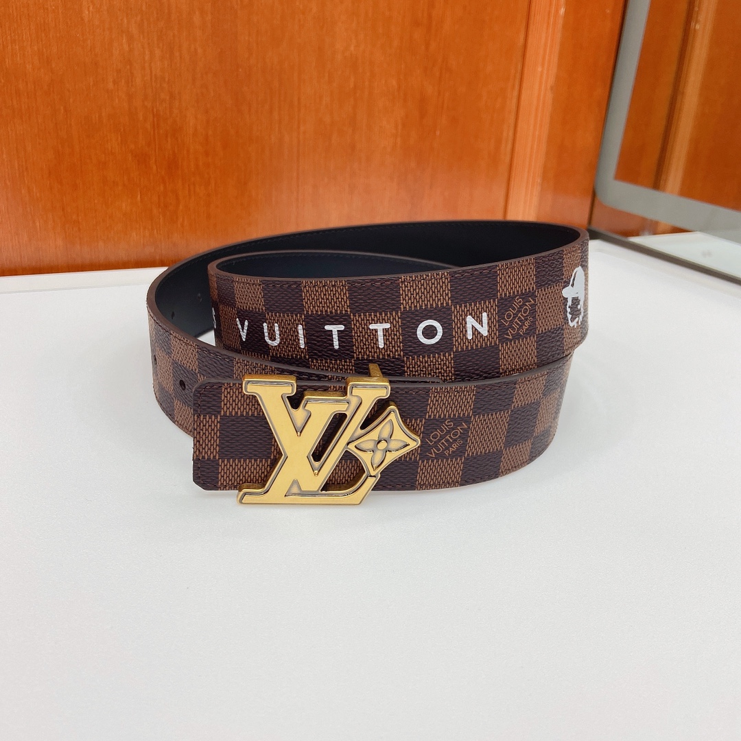 当季新款，4.0宽咖格印白字母/小人头，配黑色进口小牛皮，搭配精品扣头 做工精细，细节看图，，官网同步，