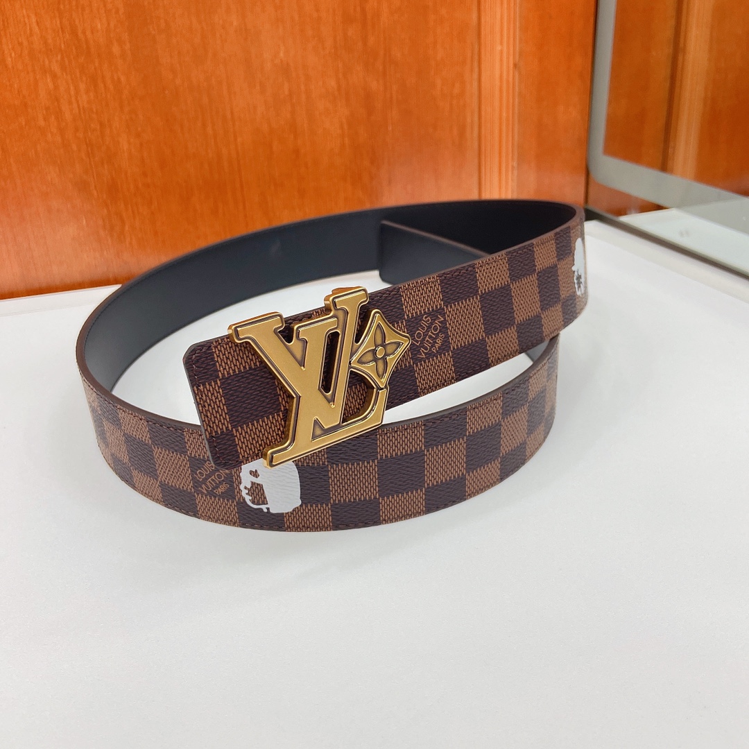 当季新款，4.0宽咖格印白字母/小人头，配黑色进口小牛皮，搭配精品扣头 做工精细，细节看图，，官网同步，