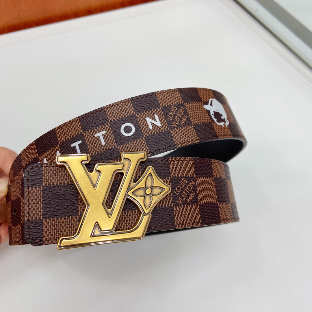 当季新款，4.0宽咖格印白字母/小人头，配黑色进口小牛皮，搭配精品扣头 做工精细，细节看图，，官网同步，