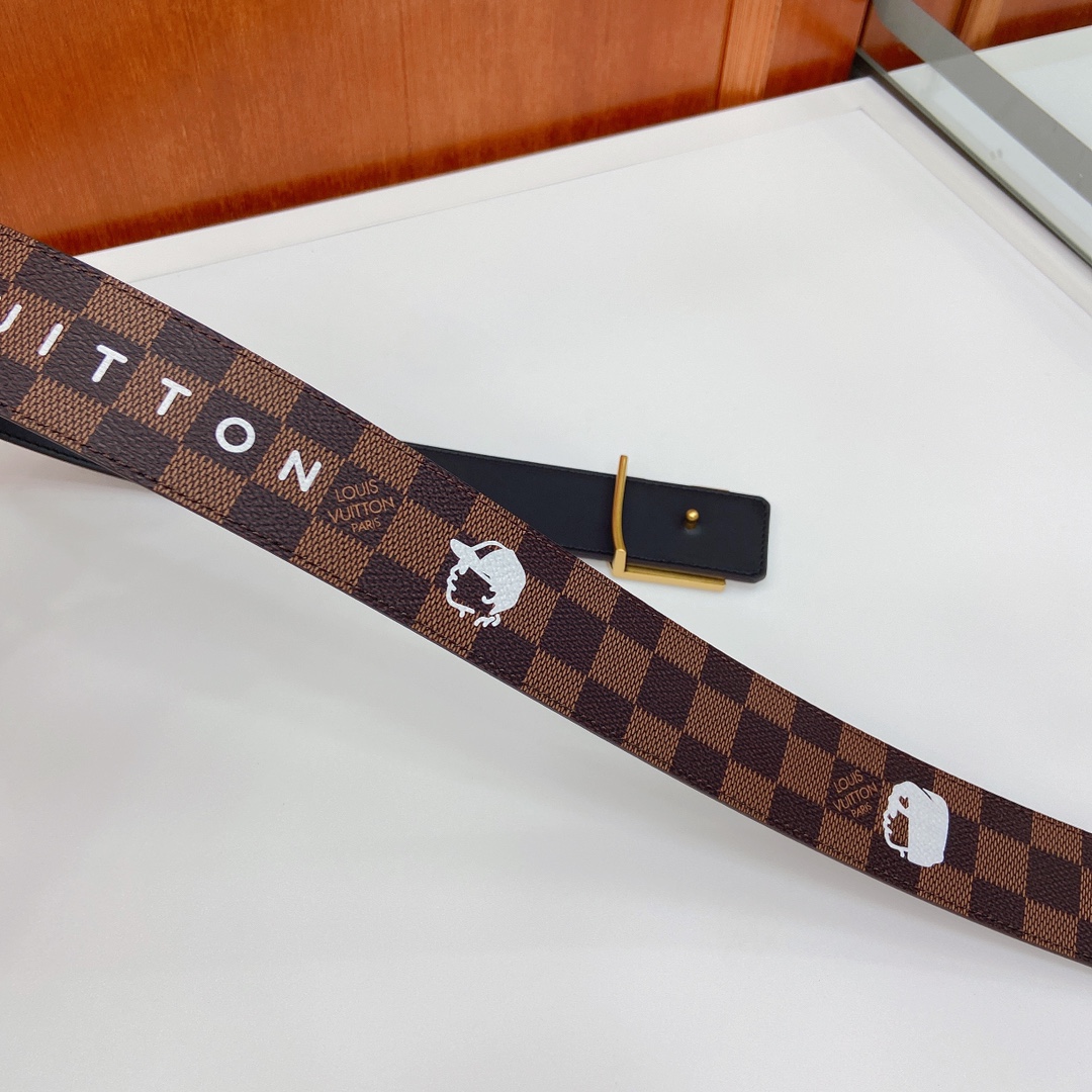 当季新款，4.0宽咖格印白字母/小人头，配黑色进口小牛皮，搭配精品扣头 做工精细，细节看图，，官网同步，