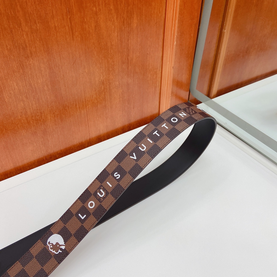 当季新款，4.0宽咖格印白字母/小人头，配黑色进口小牛皮，搭配精品扣头 做工精细，细节看图，，官网同步，