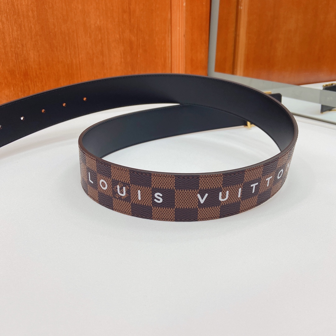 当季新款，4.0宽咖格印白字母/小人头，配黑色进口小牛皮，搭配精品扣头 做工精细，细节看图，，官网同步，