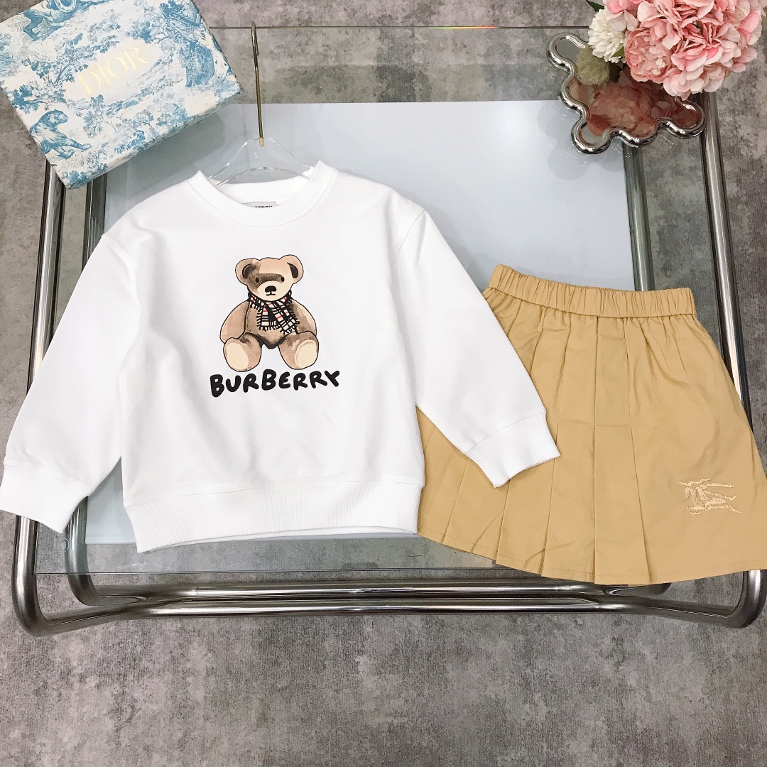 NO:541585,[Spot delivery] Burberr* Brother and sister style, haute couture style~ Skirt, counter style [Classic Teddy Bear Sweatshirts and Horse Embroidered Pleated Short Skirts] Sweater wool sweater cotton, beautiful color matching printing design, diagonal cotton, classic khaki pleated skirt, small embroidered logo on the left side, inner safety pants lining, casual, comfortable and elegant temperament, color white, size--120-130-140-150 [CM], clothes, burberry, hoodie, sweatshirts, skirts,19860909【现货发】   Burberr* 兄妹款 高定款～ 套裙 专柜同款【经典泰迪小熊卫衣战马刺绣百褶短裙】卫衣毛圈卫衣棉打造搭配靓丽配色印花设计斜织棉经典卡其色百褶裙左侧小刺绣logo 内里安全裤内衬 休闲舒适又不失优雅气质 颜色 白色 尺码--120-130-140-150【CM】,衣服,burberry,hoodie,sweatshirts,skirts,,Children's