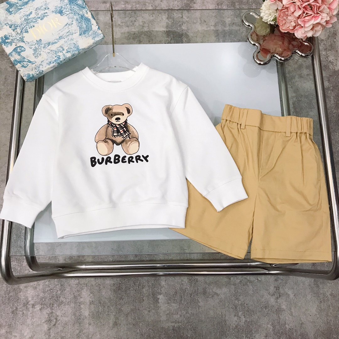 NO:541497,[Spot delivery] Burberr* Brother and sister style, haute couture style~ Set, same style for counter [Classic Teddy Bear Sweatshirts and Horse Embroidered Shorts] Sweater wool sweater cotton, beautiful color matching printing design, oblique cotton, classic khaki shorts, rear pocket war horse embroidery logo, casual, comfortable and elegant, color white, size--120-130-140-150 [CM], clothes, burberry, hoodie, sweatshirts, shorts,19860909【现货发】   Burberr* 兄妹款 高定款～ 套装 专柜同款【经典泰迪小熊卫衣战马刺绣短裤】卫衣毛圈卫衣棉打造搭配靓丽配色印花设计斜织棉经典卡其色短裤后口袋战马刺绣logo 休闲舒适又不失优雅气质 颜色 白色 尺码--120-130-140-150【CM】,衣服,burberry,hoodie,sweatshirts,shorts,,Children's