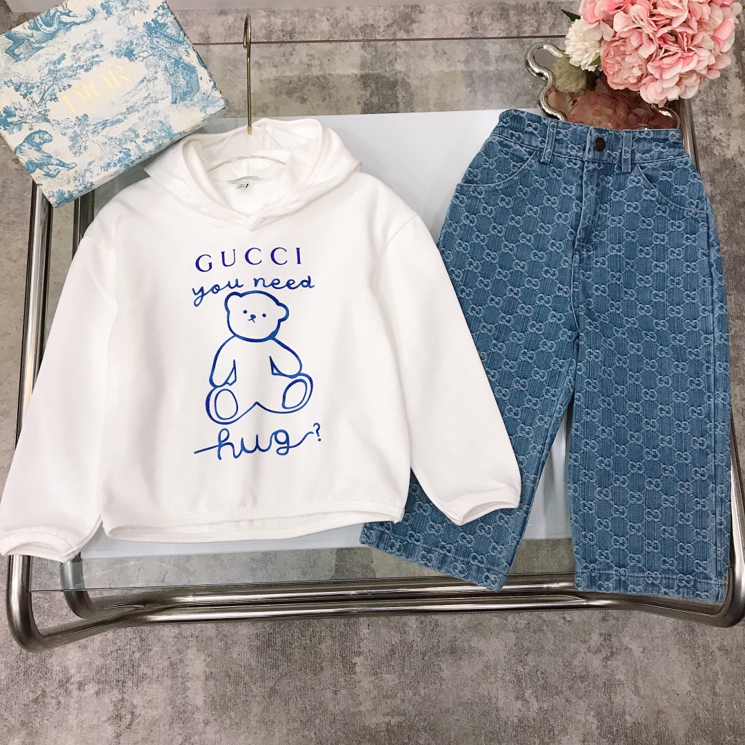NO:541572,[Spot shipment] GUCC* Brother and sister style~suit The same style for counter [Hotel sweatshirt jacquard denim trousers] Sweater wool sweatshirts and cotton create exquisite blue-edged bear print design with double GG jacquard denim trousers, leather card mark at the back waist, casual and comfortable without losing elegance. Color White Size--120-130-140-150 [CM], clothes, gucci, hoodie, sweatshirts, hats,19860909【现货发】   GUCC* 兄妹款～套装 专柜同款【连帽卫衣提花牛仔长裤】卫衣毛圈卫衣棉打造精致蓝边小熊印花设计搭配双GG提花牛仔长裤,后腰部皮质卡牌章标 休闲舒适又不失优雅气质 颜色 白色 尺码--120-130-140-150【CM】,衣服,gucci,hoodie,sweatshirts,hats,,Children's