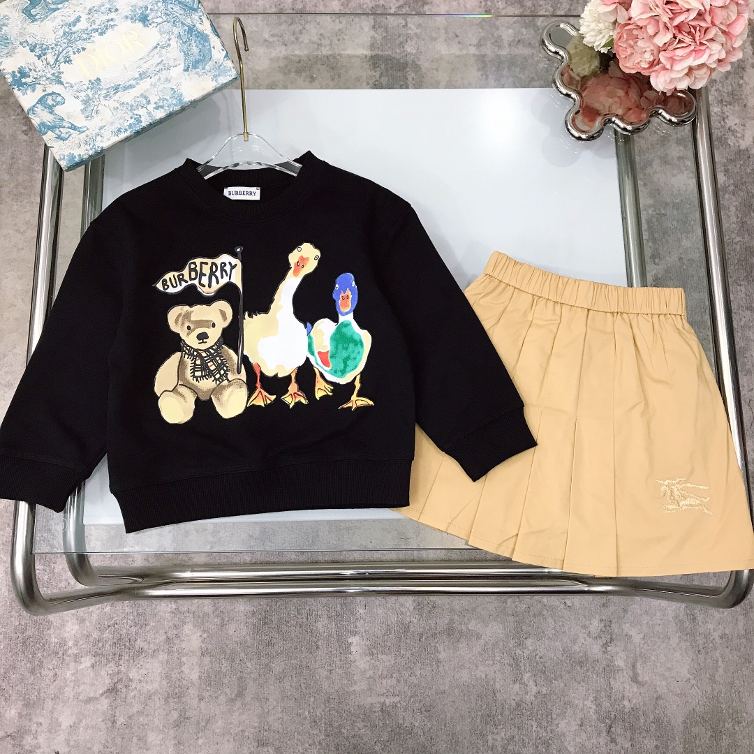NO:541507,[Ready stock] Burberr* Brother and sister models, high-end models~ Skirts, the same style at the counter [Pullover sweatshirt, war horse embroidered pleated skirt] Sweater terry sweatshirt cotton to create a childlike look with three small colorful printed patterns on the front and back, twill cotton, classic khaki pleated skirt, small embroidered logo on the left side, inner safety pants lining, casual and comfortable yet elegant. Color Black  Size--120-130-140-150【CM】,clothes,burberry,hoodie,sweatshirts,skirts,19860909【现货发】   Burberr* 兄妹款 高定款～ 套裙 专柜同款【套头卫衣战马刺绣百褶短裙】卫衣毛圈卫衣棉打造童趣十足前后两面三小只彩色印花图案斜织棉经典卡其色百褶裙左侧小刺绣logo 内里安全裤内衬 休闲舒适又不失优雅气质 颜色 黑色 尺码--120-130-140-150【CM】,衣服,burberry,hoodie,sweatshirts,skirts,,Children's
