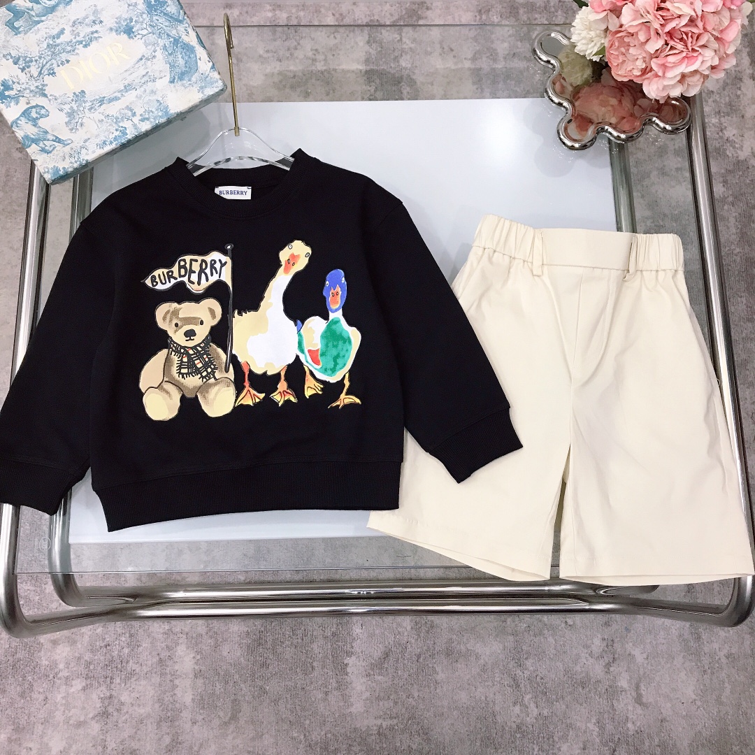 NO:541517,[Spot delivery] Burberr* Brother and sister style, haute couture style~ Skirt, same style for counter [pull sweater vs. horse embroidered shorts] Sweater wool sweater cotton creates childlike fun, front and back three small color printed pattern diagonal cotton shorts, rear pocket war horse small embroidery logo, casual, comfortable and elegant, color black Size-on-120-130-140-150 [CM], clothes, burberry, hoodie, sweatshirts, skirts, shorts,19860909【现货发】   Burberr* 兄妹款 高定款～ 套裙 专柜同款【套头卫衣战马刺绣短裤】卫衣毛圈卫衣棉打造童趣十足前后两面三小只彩色印花图案斜织棉短裤 后口袋战马小刺绣logo 休闲舒适又不失优雅气质 颜色 黑色 尺码--120-130-140-150【CM】,衣服,burberry,hoodie,sweatshirts,skirts,shorts,,Children's