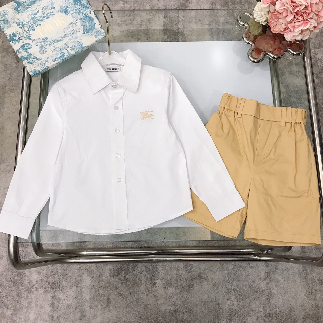 NO:541527,[Spot delivery] Burberr* Set [Small lapel shirt vs. horse embroidered shorts] Classic and outdated small shirt, exquisite war horse embroidered small logo on the chest with customized shell button accessories with logo letter replica, pure cotton texture ~ shorts oblique cotton fabric with rear pocket vs. horse embroidered simple style, super versatile ~ casual and comfortable without losing elegant temperament Color white Size-on-120-130-140-150 [CM], clothes, burberry, shorts, shirts,19860909【现货发】   Burberr* 套装【小翻领衬衫战马刺绣短裤】经典又不过时小衬衫,胸前精致战马刺绣小LOGO搭配定制贝壳纽扣配饰附带logo字母复刻,纯棉质地打造～短裤斜织棉面料搭配后后口袋战马刺绣 简简单单款式,超级百搭～休闲舒适又不失优雅气质 颜色白色 尺码--120-130-140-150【CM】,衣服,burberry,shorts,shirts,,Children's