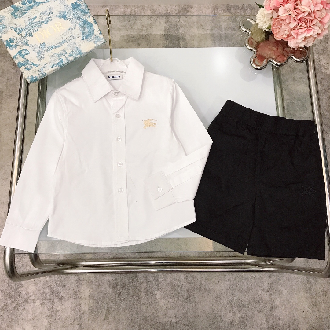 NO:541538,[Spot delivery] Burberr* Set [Small lapel shirt vs. horse embroidered shorts] Classic and outdated small shirt, exquisite horse embroidered small logo on the chest with customized shell button accessories with logo letter replica, pure cotton texture ~ shorts oblique cotton fabric with horse embroidery Simple style, super versatile ~ casual and comfortable without losing elegant temperament Color white Size--120-130-140-150 [CM], clothes, burberry, shorts, shirts,19860909【现货发】   Burberr* 套装【小翻领衬衫战马刺绣短裤】经典又不过时小衬衫,胸前精致战马刺绣小LOGO搭配定制贝壳纽扣配饰附带logo字母复刻,纯棉质地打造～短裤斜织棉面料搭配战马刺绣 简简单单款式,超级百搭～休闲舒适又不失优雅气质 颜色白色 尺码--120-130-140-150【CM】,衣服,burberry,shorts,shirts,,Children's