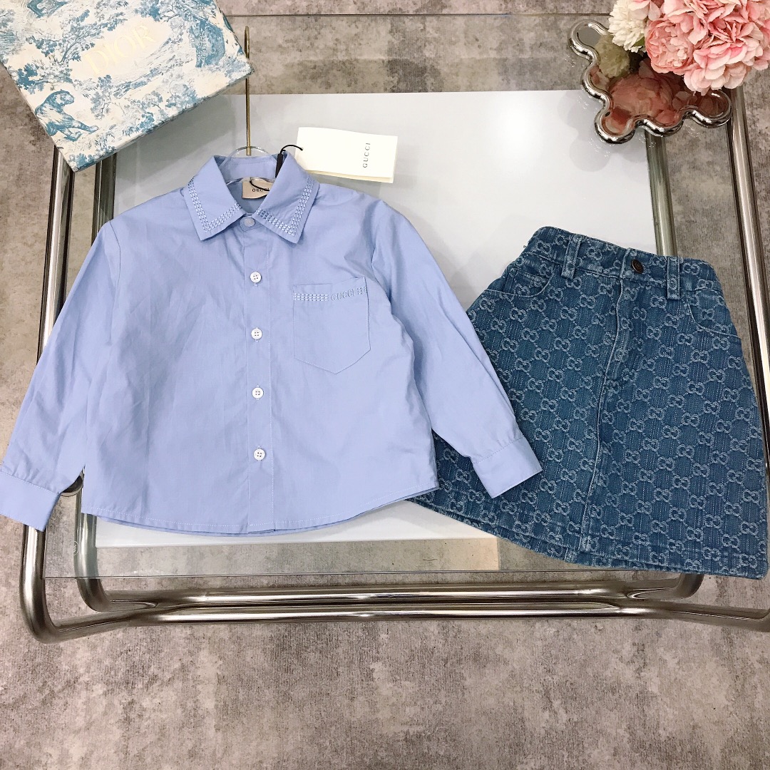NO:541599,[Spot shipment] Size 90- GUCC* Brother and sister style~Girls skirt, bright-line embroidered lapel shirt, high-end blue jacquard denim skirt, short skirt, full-length jacquard double GG letters, inner lining style, hard and stylish straight style, fashionable high street style, bright-line shirts are worn alone or with layering effect, super amazing~Unit high-end custom-made pure cotton fabric, high-end fashionable style, the upper body effect is very good Size 90--110-120-130-140-[CM] Requires counter packaging, clothes, gucci, skirts, shirts,19860909【现货发】  尺寸90- GUCC* 兄妹款～女童套裙 明线刺绣翻领衬衫高级蓝提花牛仔短裙 短裙全面提花双GG字母 内里附有内衬版型硬挺有型直筒款式 时髦高街款式 明线衬衫单穿或者搭配叠穿效果超级惊艳～采用进口高端定制定制纯棉面料裁制 高级时髦款 上身效果非常好 尺码90--110-120-130-140-【CM】 需要专柜包装元,衣服,gucci,skirts,shirts,,Children's