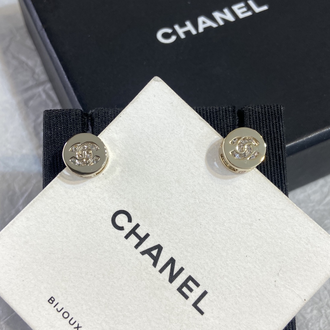 【XE0767】 【Pendientes Ch@nel de doble C con un solo diamante】 🔥Arden en ventas, belleza impresionante, ¡no comprarlos s…