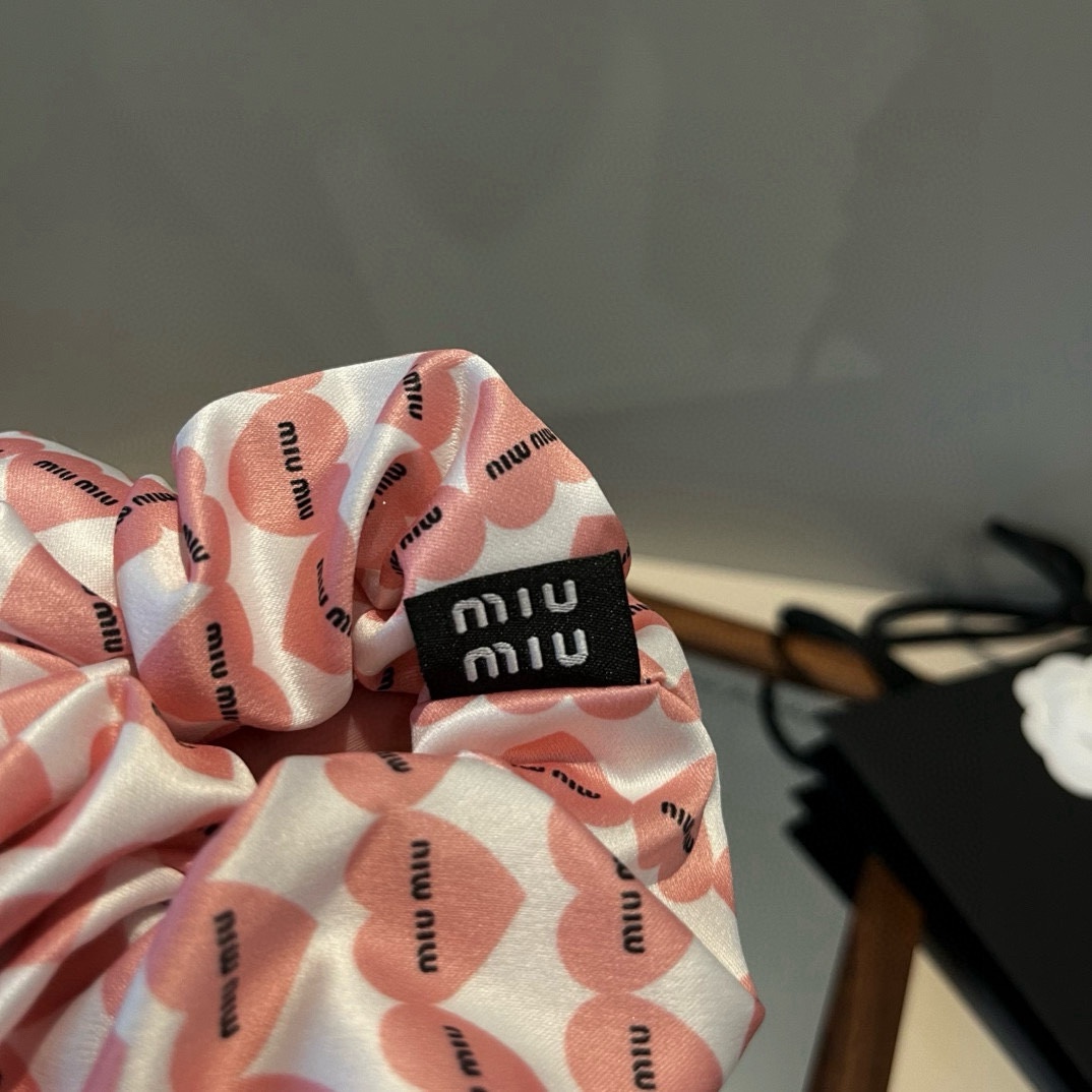 🆕

缪缪miumiu新款发圈