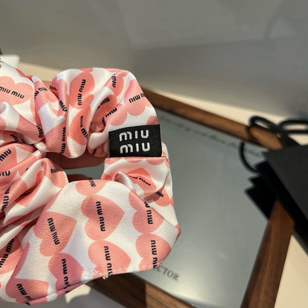 🆕

缪缪miumiu新款发圈