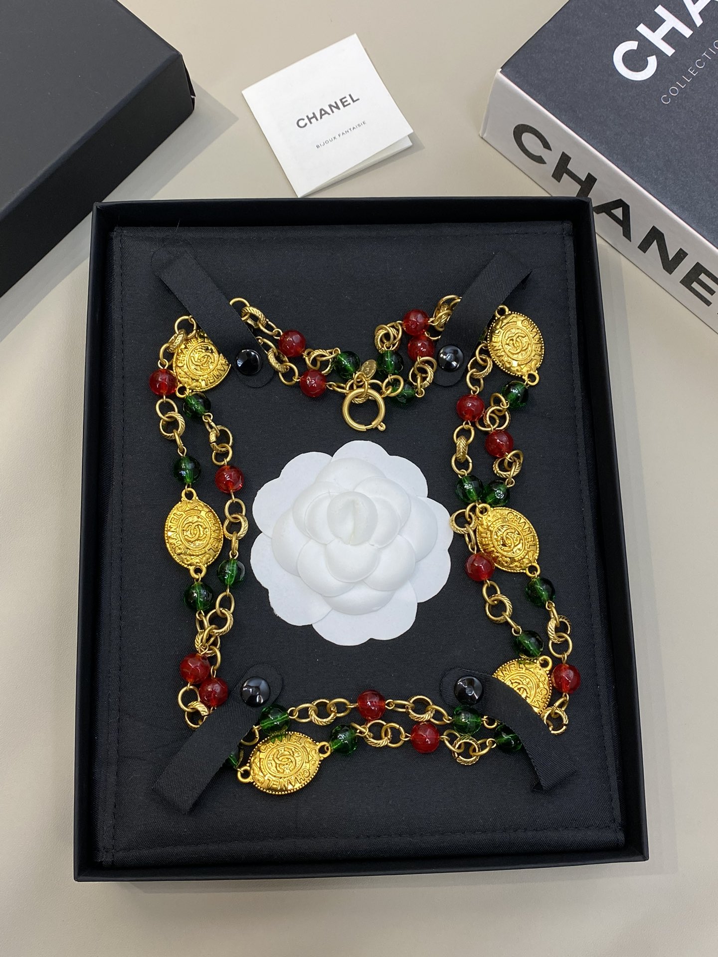 NO:765576,ch@nel Xiaoxiang Medieval Glazed Pendant Blue and Red Necklace Sweater Chain is a fashionable tool with a high-end feel, full of medieval flavor and retro fashionable temperament!  Super versatile!  ,,sweaters,necklace,Cardia high-end jewelry19860909ch@nel 小香中古琉璃吊坠蓝红项链 毛衣链 高级感满满时髦利器 中古气息十足 复古时髦气质！ 超级百搭 ！,,sweaters,necklace,卡迪亚高端饰品,Jewelry