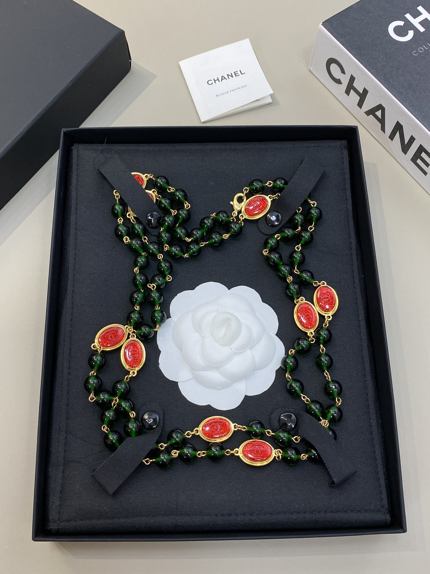 NO:765586,ch@nel Xiaoxiang Medieval Glazed Pendant Green and Red Necklace Sweater Chain is a fashionable tool with a high-end feel, full of medieval flavor and retro fashionable temperament!  Super versatile!  ,,sweaters,necklace,Cardia high-end jewelry19860909ch@nel 小香中古琉璃吊坠绿红项链 毛衣链 高级感满满时髦利器 中古气息十足 复古时髦气质！ 超级百搭 ！,,sweaters,necklace,卡迪亚高端饰品,Jewelry