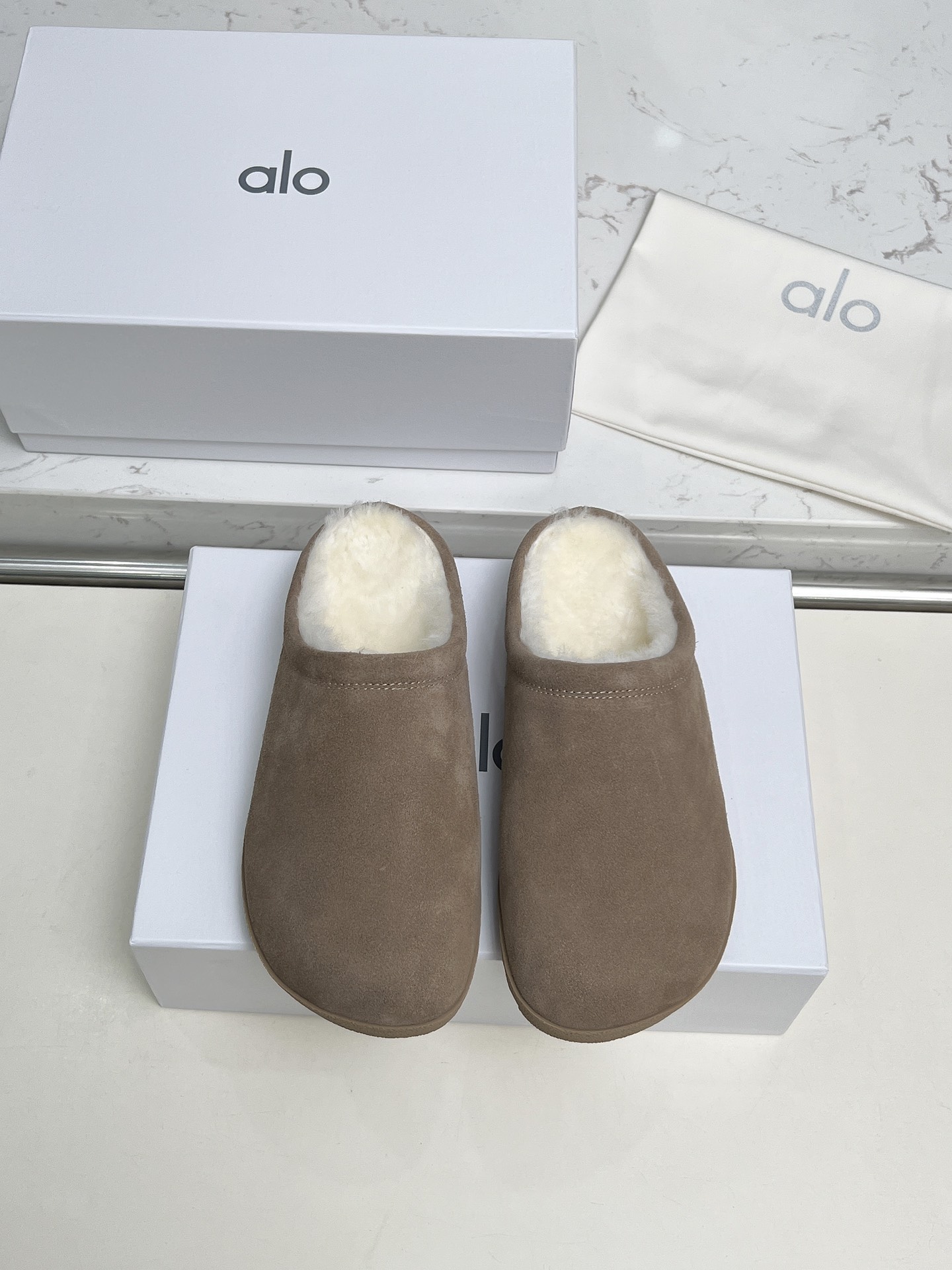 NO:561190,alo25's new wool slippers are so cute and fashionable. They lengthen the legs. They are surprisingly warm and really make me unable to extricate myself. They are so cute ~ The fluffy wool is imported from Europe. We use grade A wool. We are consistent with the original version and all use pure wool. The logo on the upper and foot pads is sheepskin. We choose the original outsole, which is wear-resistant and non-slip. The code number is 35-41 (41 is custom-made and cannot be returned or exchanged), semi-slippers, slippers, sheepskin.19860909alo25新品羊毛拖鞋 巨显可爱和时髦,拉长腿一绝,出奇的暖和真的是让我无法自拔真太可爱了～ 毛茸茸的羊毛是选用欧洲进口A级羊毛 我们做到与原版一致全部采用纯羊毛 鞋面和垫脚logo是羊皮 我们选用的是原版大底耐磨防滑 码数35-41（41定做不退不换）,半拖毛毛鞋,slippers,sheepskin,Women's Shoes