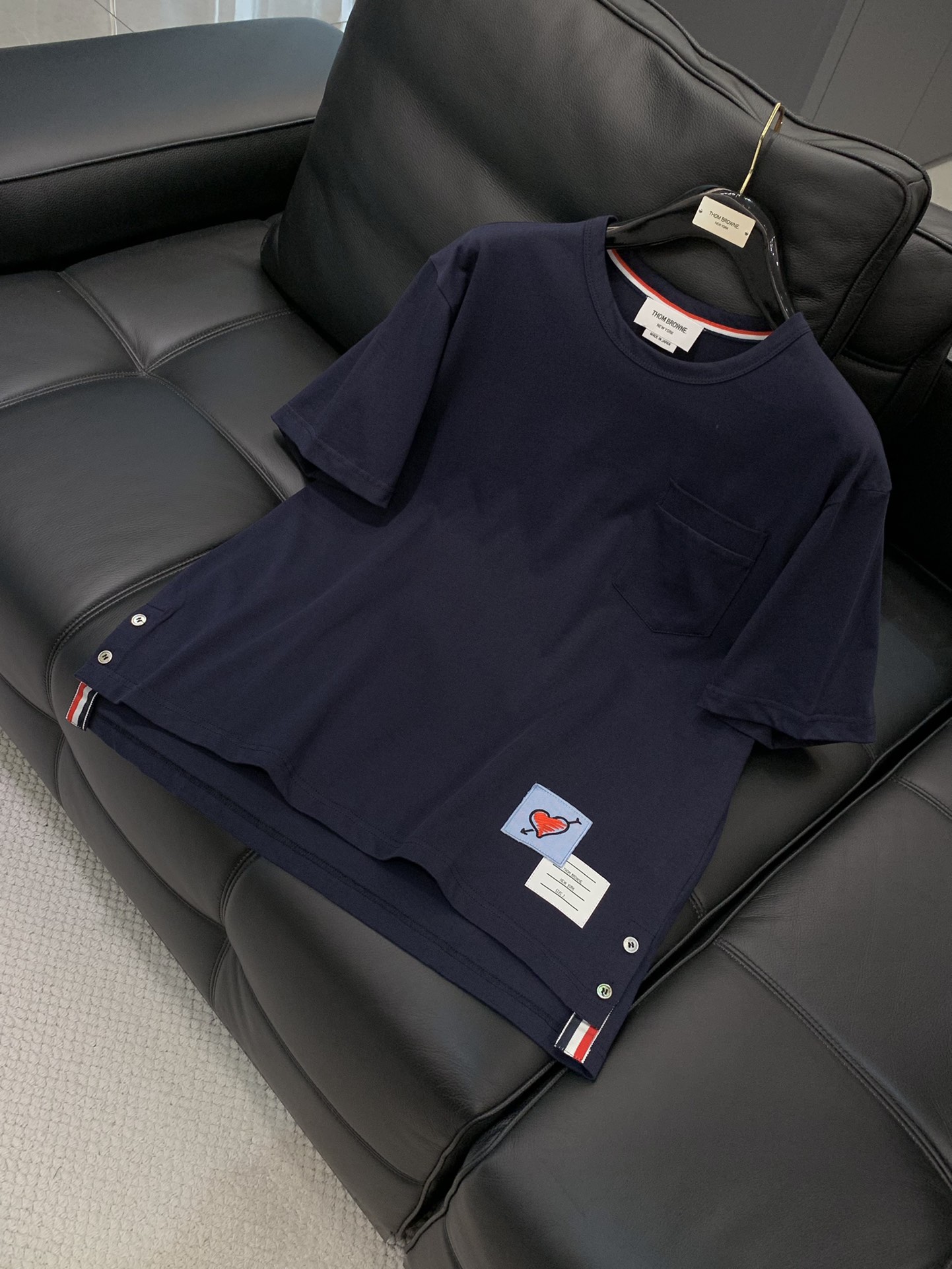 ，Thom Browne 汤姆·布朗 ，2025夏季最新品，时尚休闲圆领短袖T恤，专柜同步有售，原单狠货
